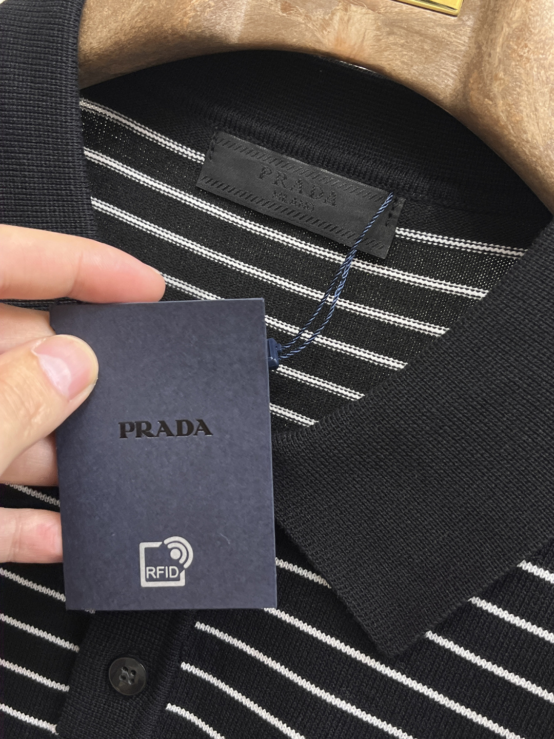 普拉达 2026春夏新款男士顶级翻领针织短袖T恤，品牌最新设计元素！既不单调也不复杂,恰到好处的展现品味