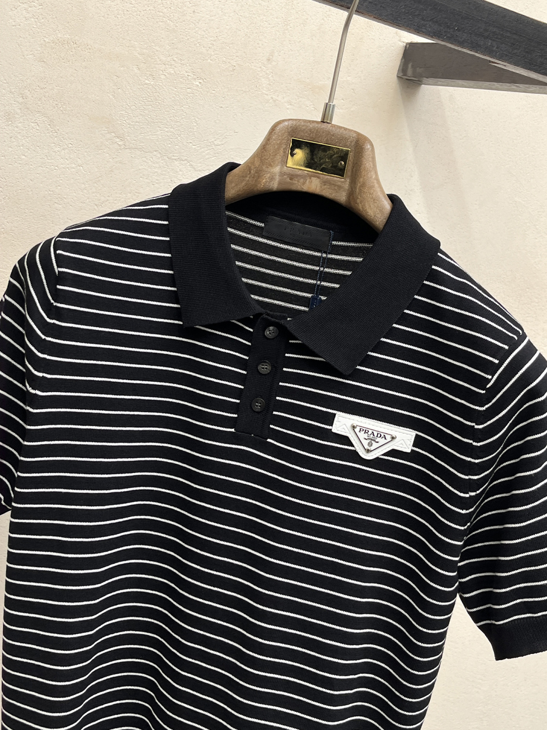 普拉达 2026春夏新款男士顶级翻领针织短袖T恤，品牌最新设计元素！既不单调也不复杂,恰到好处的展现品味