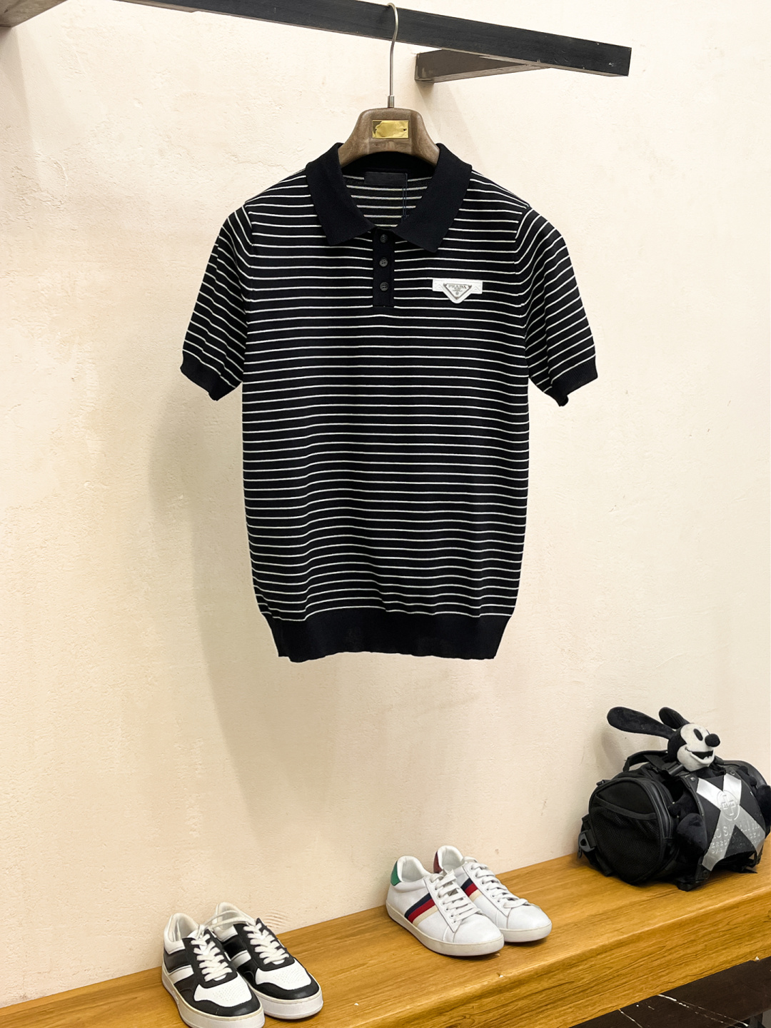 普拉达 2026春夏新款男士顶级翻领针织短袖T恤，品牌最新设计元素！既不单调也不复杂,恰到好处的展现品味