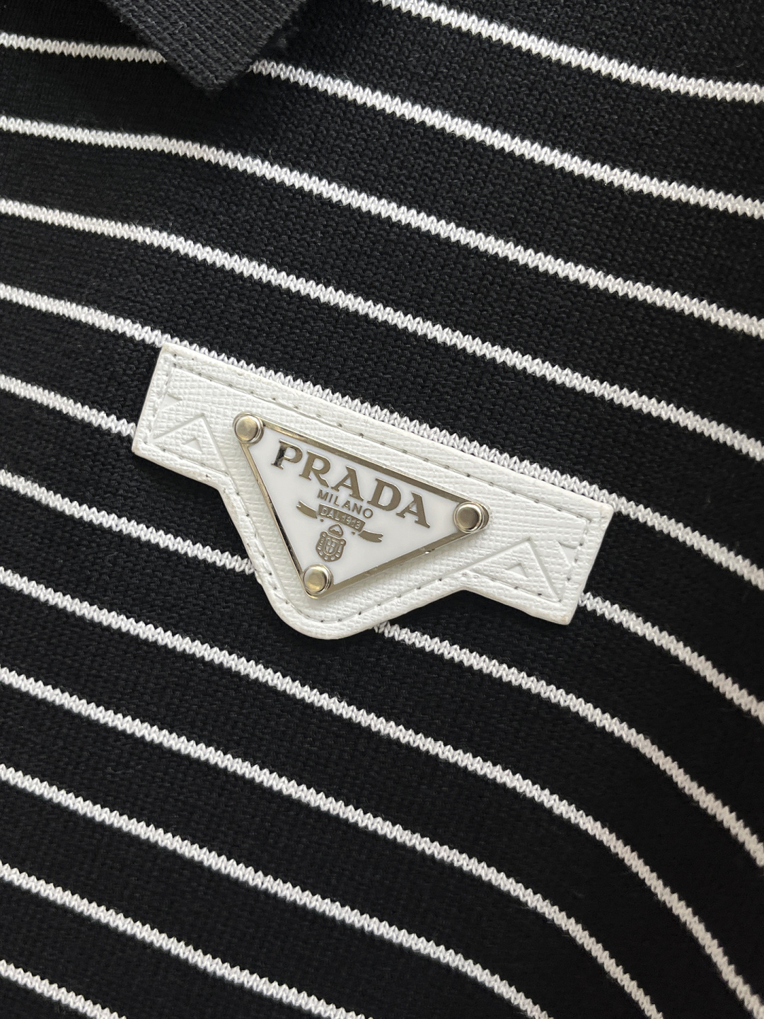 普拉达 2026春夏新款男士顶级翻领针织短袖T恤，品牌最新设计元素！既不单调也不复杂,恰到好处的展现品味