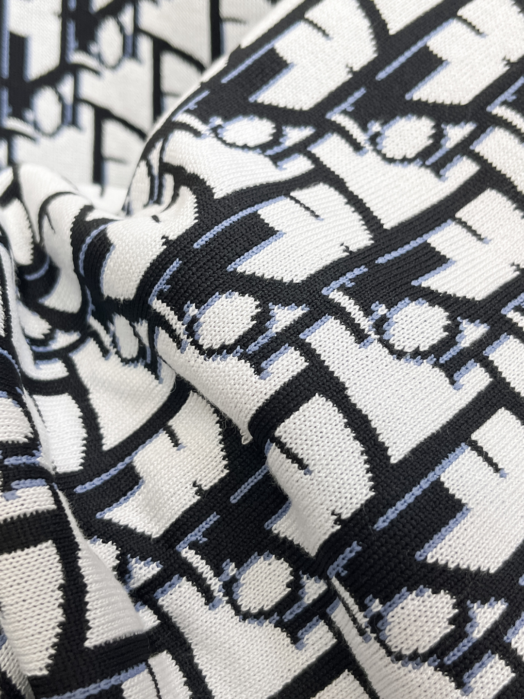 2026春夏新款男士顶级圆领针织短袖T恤，品牌最新设计元素！既不单调也不复杂,恰到好处的展现品味！客供定