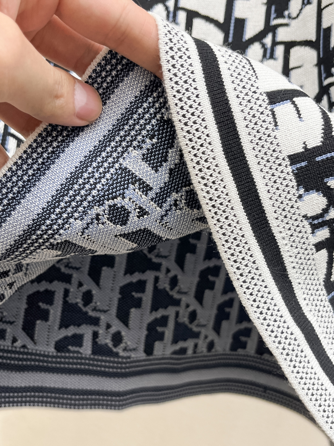 2026春夏新款男士顶级圆领针织短袖T恤，品牌最新设计元素！既不单调也不复杂,恰到好处的展现品味！客供定