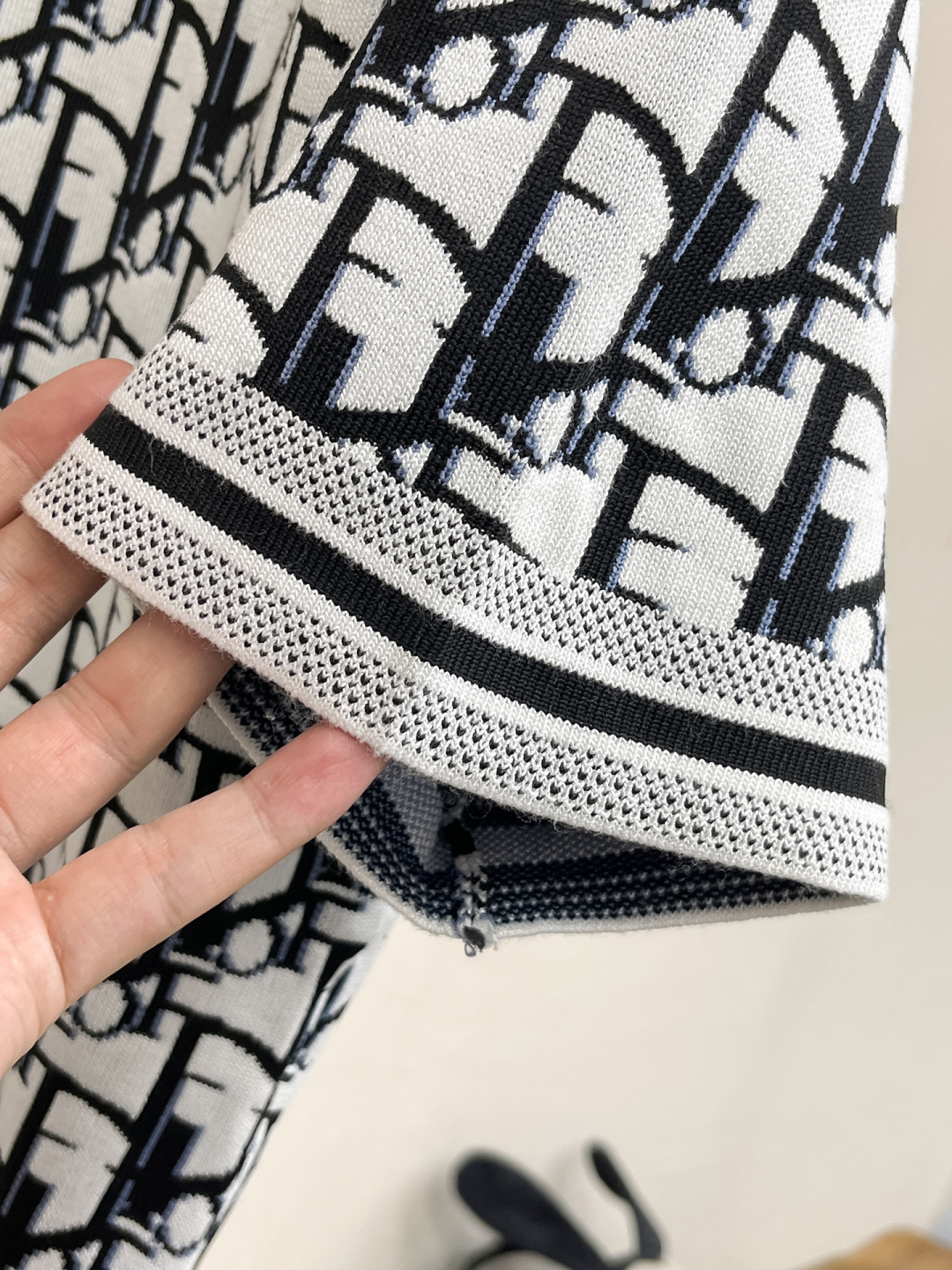 2026春夏新款男士顶级圆领针织短袖T恤，品牌最新设计元素！既不单调也不复杂,恰到好处的展现品味！客供定