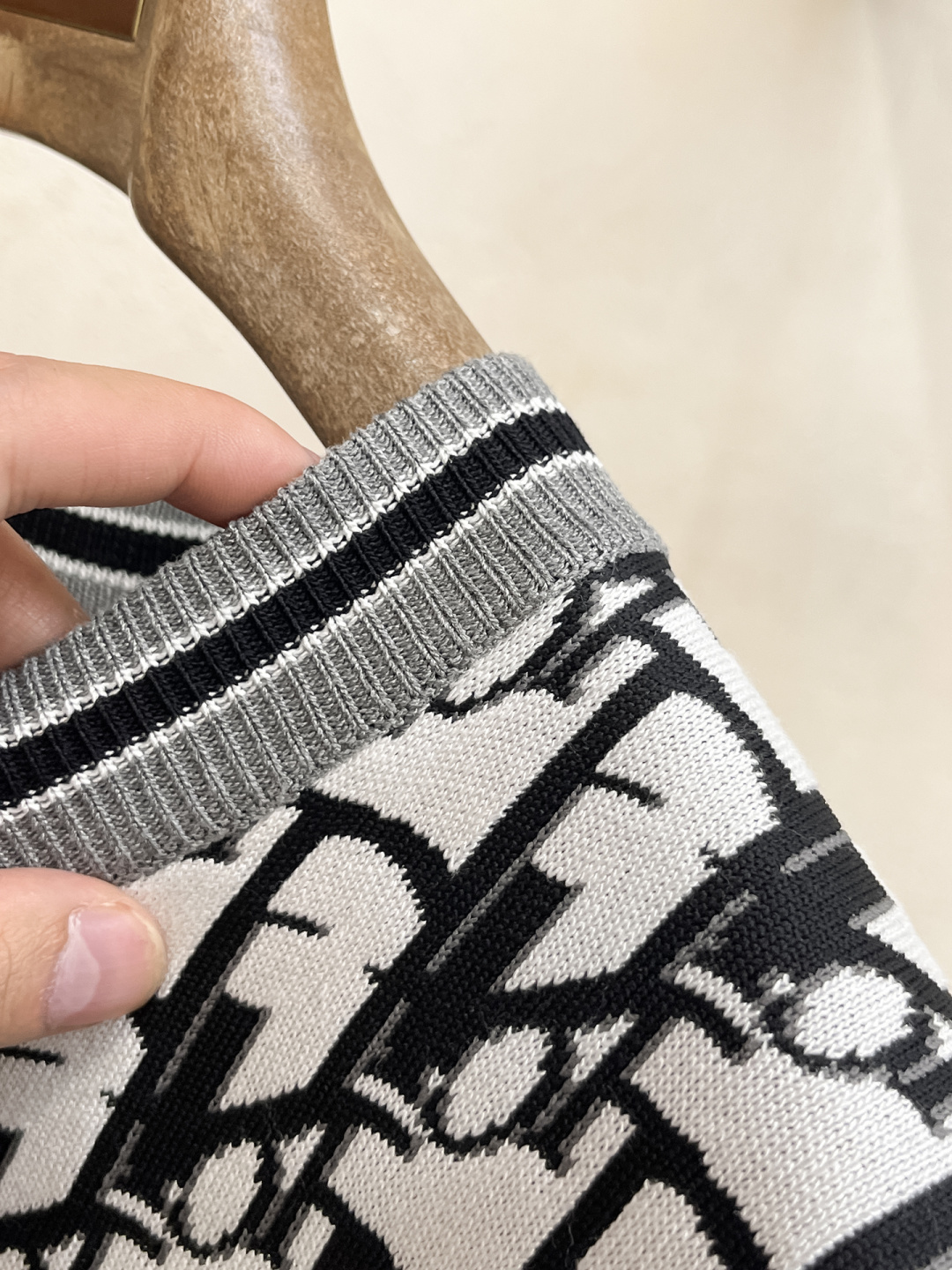 2026春夏新款男士顶级圆领针织短袖T恤，品牌最新设计元素！既不单调也不复杂,恰到好处的展现品味！客供定