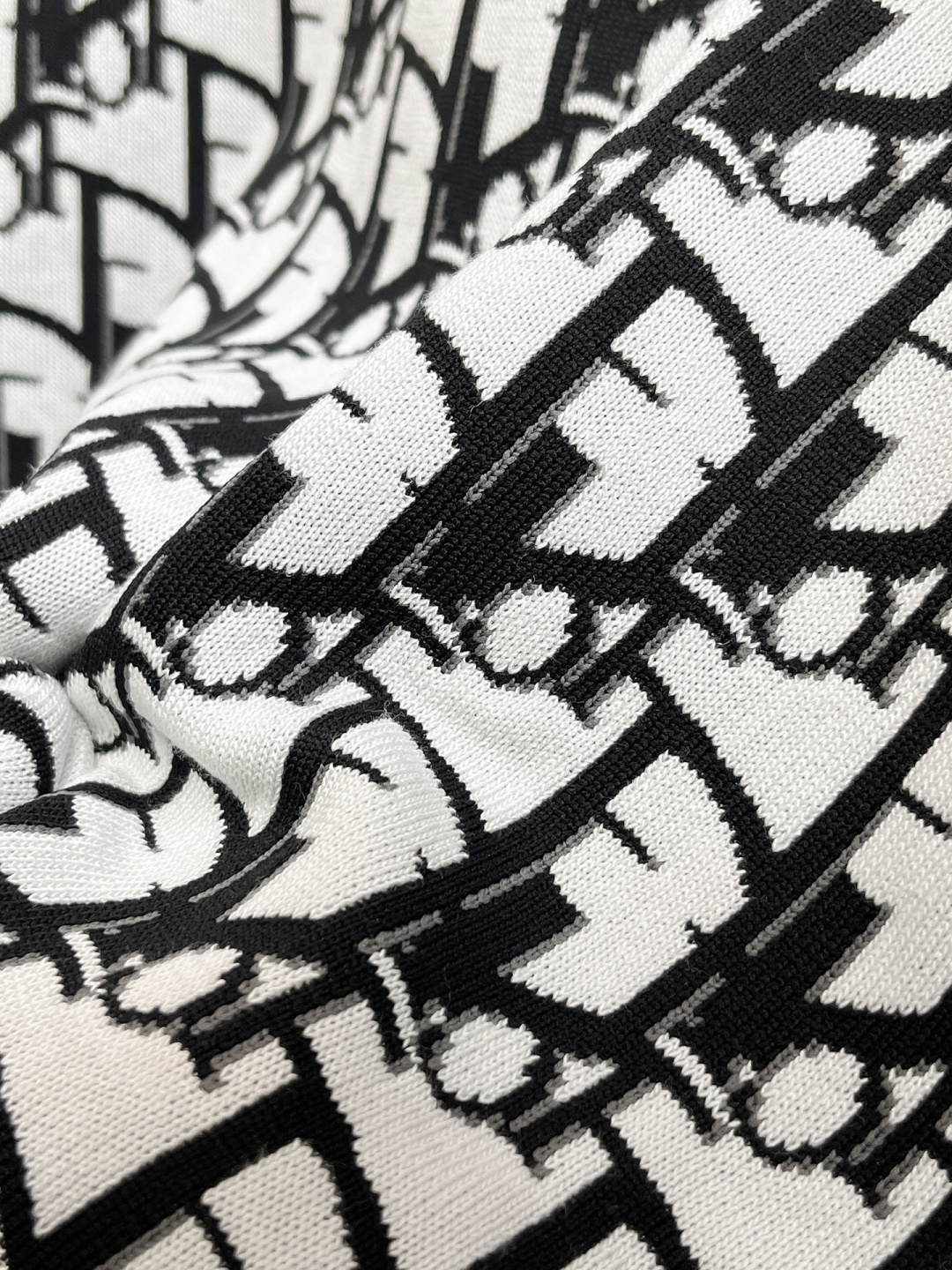 2026春夏新款男士顶级圆领针织短袖T恤，品牌最新设计元素！既不单调也不复杂,恰到好处的展现品味！客供定