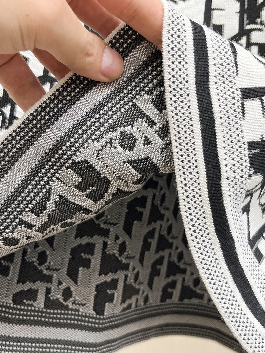 2026春夏新款男士顶级圆领针织短袖T恤，品牌最新设计元素！既不单调也不复杂,恰到好处的展现品味！客供定