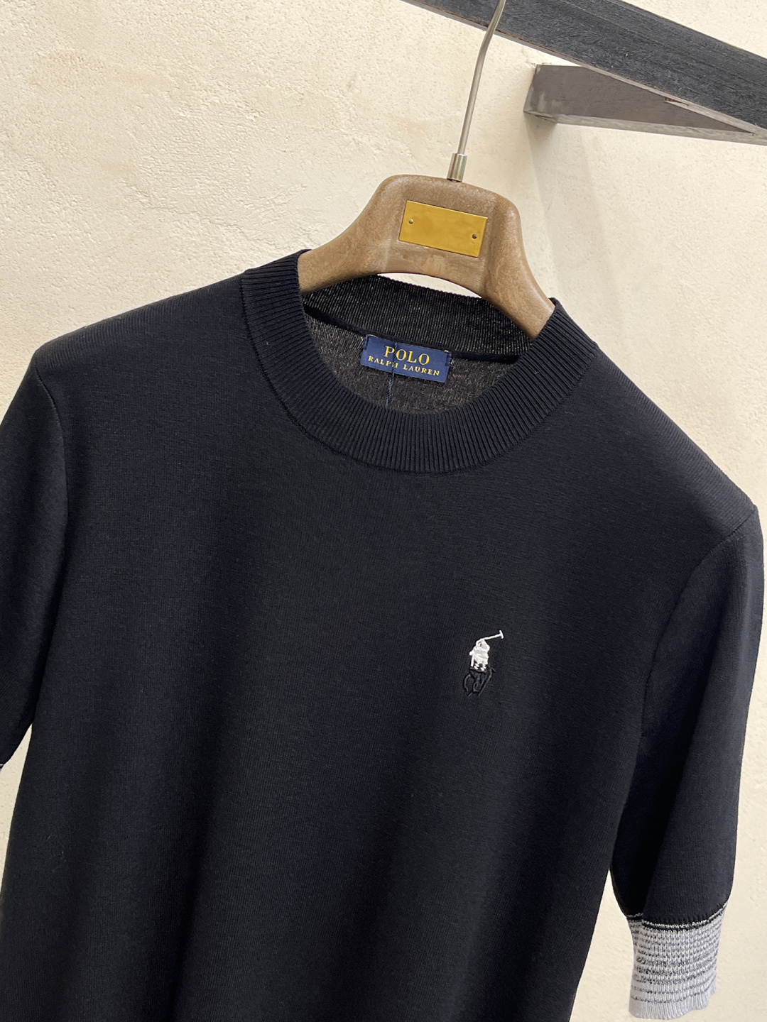 2026春夏新款男士顶级翻领针织短袖T恤，品牌最新设计元素！既不单调也不复杂,恰到好处的展现品味！客供定