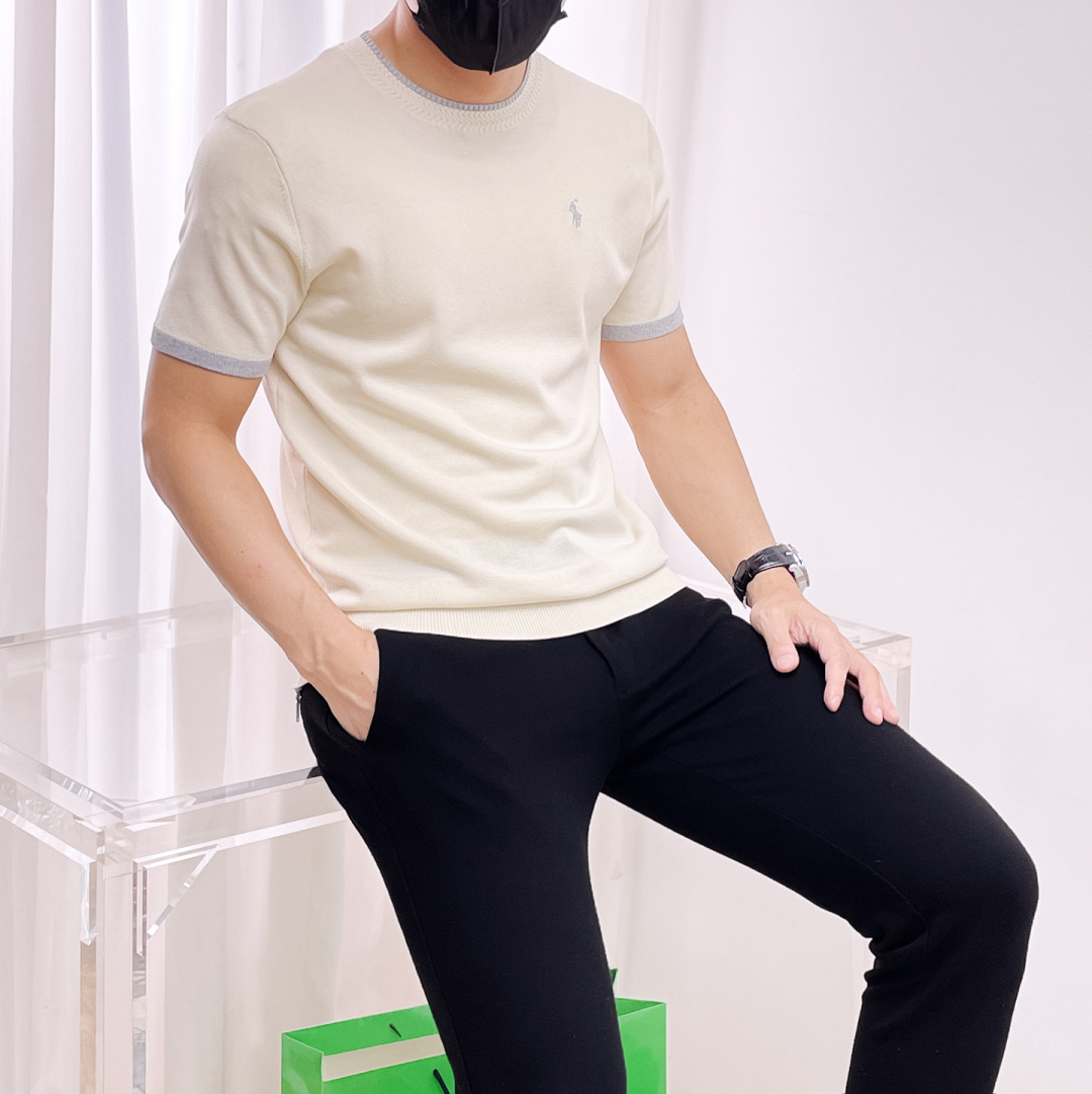 NO:519650,Ruff Lauren 2025 autumn and winter new men's top round neck knitted short-sleeved T-shirt, the latest brand design elements!  Neither monotonous nor complicated, it shows taste just right!  Customized Yilite's top original exclusive fabrics!  Breathable, comfortable and breathable, the unique high-end fabric presents a simple and elegant temperament!  The matching design is extremely charming with the brand’s unique style!  Standard cut design!  Every detail is a synchronized with high-end fashion. Size: M-3XL 8585, T-shirt,tees, t-shirt,alexander wang19860909拉夫劳伦 2025秋冬新款男士顶级圆领针织短袖T恤,品牌最新设计元素！既不单调也不复杂,恰到好处的展现品味！客供定制伊力特顶级原版专属面料！透气舒适透气根本不在话下,面料独具的高奢感呈现简约优雅气质！搭配设计极具品牌独特风格魅力！标准裁剪设计！每一处细节都是与高端时尚同步的体现.尺码:M-3XL 8585,,T-shirt,tees，t-shirt,alexander wang,Men's clothing
