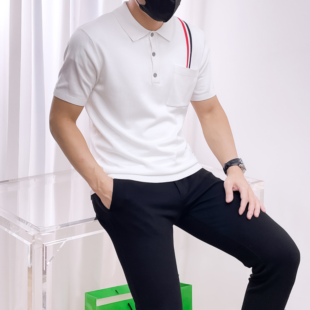 NO:519459,TB 2025 autumn and winter new men's top lapel knitted short-sleeved T-shirt, the latest brand design elements!  Neither monotonous nor complicated, it shows taste just right!  Customized Yilite's top original exclusive fabrics!  Breathable, comfortable and breathable, the unique high-end fabric presents a simple and elegant temperament!  The matching design is extremely charming with the brand’s unique style!  Standard cut design!  Every detail is a synchronized with high-end fashion. Size: M-3XL 8585, T-shirt,tees, t-shirt,alexander wang19860909TB 2025秋冬新款男士顶级翻领针织短袖T恤,品牌最新设计元素！既不单调也不复杂,恰到好处的展现品味！客供定制伊力特顶级原版专属面料！透气舒适透气根本不在话下,面料独具的高奢感呈现简约优雅气质！搭配设计极具品牌独特风格魅力！标准裁剪设计！每一处细节都是与高端时尚同步的体现.尺码:M-3XL 8585,,T-shirt,tees，t-shirt,alexander wang,Men's clothing