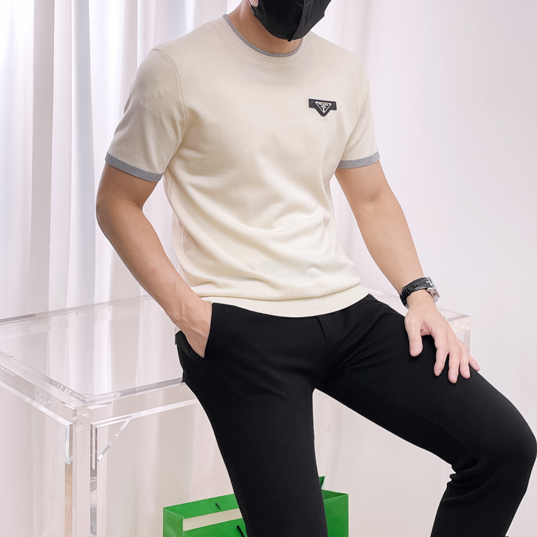 NO:519656,Prada 2025 autumn and winter new men's top lapel knitted short-sleeved T-shirt, the latest brand design elements!  Neither monotonous nor complicated, it shows taste just right!  Customized Yilite's top original exclusive fabrics!  Breathable, comfortable and breathable, the unique high-end fabric presents a simple and elegant temperament!  The matching design is extremely charming with the brand’s unique style!  Standard cut design!  Every detail is a synchronized with high-end fashion. Size: M-3XL 8585, prada, T-shirt, tees, t-shirt, alexander wang19860909普拉达 2025秋冬新款男士顶级翻领针织短袖T恤,品牌最新设计元素！既不单调也不复杂,恰到好处的展现品味！客供定制伊力特顶级原版专属面料！透气舒适透气根本不在话下,面料独具的高奢感呈现简约优雅气质！搭配设计极具品牌独特风格魅力！标准裁剪设计！每一处细节都是与高端时尚同步的体现.尺码:M-3XL 8585,,prada,T-shirt,tees，t-shirt,alexander wang,Men's clothing