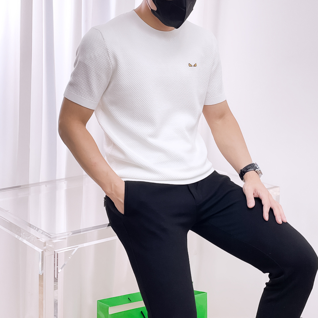 NO:519665,Fendi 2025 autumn and winter new men's top lapel knitted short-sleeved T-shirt, the latest brand design elements!  Neither monotonous nor complicated, it shows taste just right!  Customized Yilite's top original exclusive fabrics!  Breathable, comfortable and breathable, the unique high-end fabric presents a simple and elegant temperament!  The matching design is extremely charming with the brand’s unique style!  Standard cut design!  Every detail is a synchronized with high-end fashion. Size: M-3XL 8585, fendi, T-shirt, tees, t-shirt, alexander wang19860909芬迪 2025秋冬新款男士顶级翻领针织短袖T恤,品牌最新设计元素！既不单调也不复杂,恰到好处的展现品味！客供定制伊力特顶级原版专属面料！透气舒适透气根本不在话下,面料独具的高奢感呈现简约优雅气质！搭配设计极具品牌独特风格魅力！标准裁剪设计！每一处细节都是与高端时尚同步的体现.尺码:M-3XL 8585,,fendi,T-shirt,tees，t-shirt,alexander wang,Men's clothing