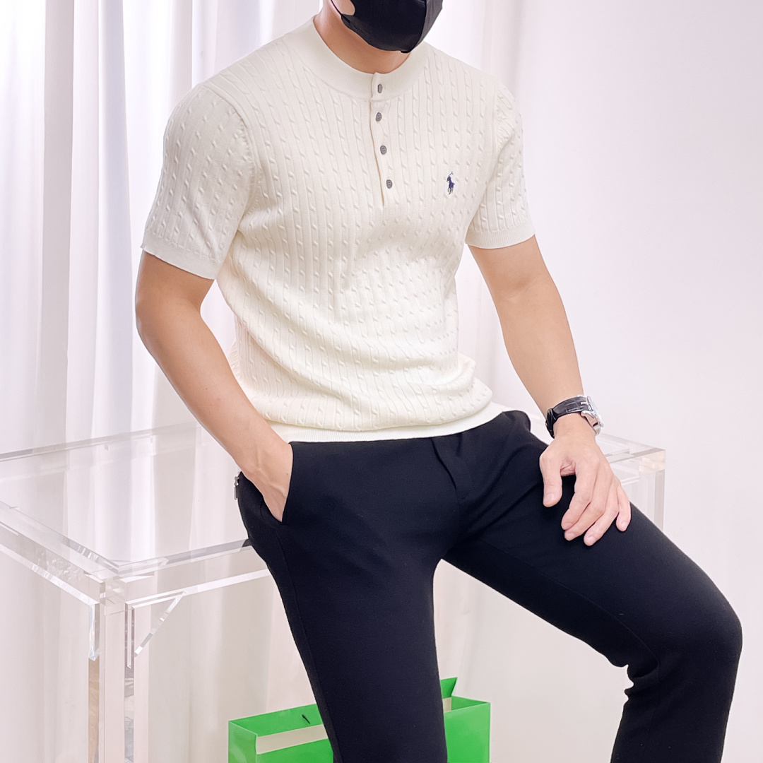 NO:519456,Ruff Lauren 2025 autumn and winter new men's top lapel knitted short-sleeved T-shirt, the latest brand design elements!  Neither monotonous nor complicated, it shows taste just right!  Customized Yilite's top original exclusive fabrics!  Breathable, comfortable and breathable, the unique high-end fabric presents a simple and elegant temperament!  The matching design is extremely charming with the brand’s unique style!  Standard cut design!  Every detail is a synchronized with high-end fashion. Size: M-3XL 8585, T-shirt,tees, t-shirt,alexander wang19860909拉夫劳伦 2025秋冬新款男士顶级翻领针织短袖T恤,品牌最新设计元素！既不单调也不复杂,恰到好处的展现品味！客供定制伊力特顶级原版专属面料！透气舒适透气根本不在话下,面料独具的高奢感呈现简约优雅气质！搭配设计极具品牌独特风格魅力！标准裁剪设计！每一处细节都是与高端时尚同步的体现.尺码:M-3XL 8585,,T-shirt,tees，t-shirt,alexander wang,Men's clothing