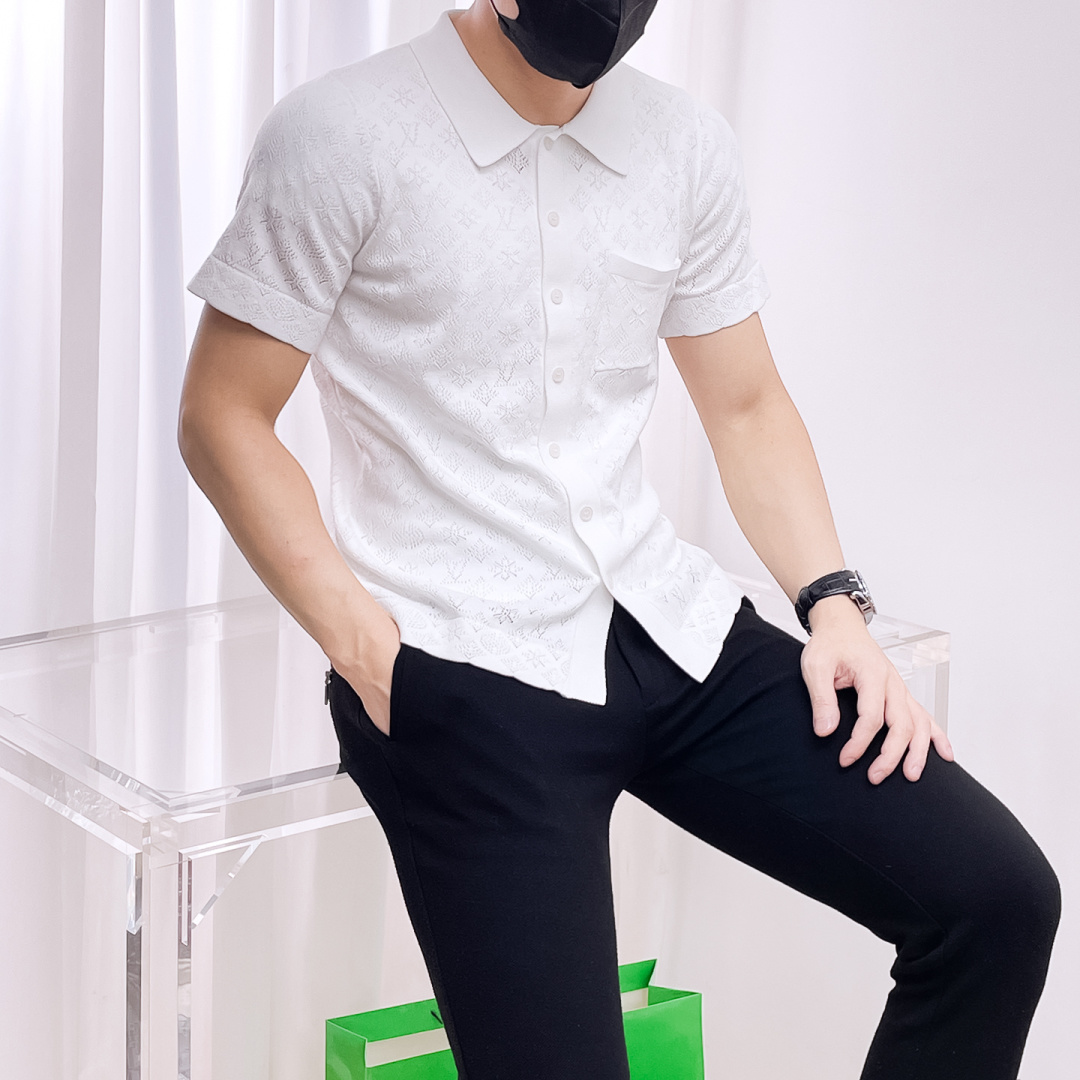 NO:519477,LV 2025 autumn and winter new men's top lapel knitted short-sleeved T-shirt, the latest brand design elements!  Neither monotonous nor complicated, it shows taste just right!  Customized Yilite's top original exclusive fabrics!  Breathable, comfortable and breathable, the unique high-end fabric presents a simple and elegant temperament!  The matching design is extremely charming with the brand’s unique style!  Standard cut design!  Every detail is a synchronized with high-end fashion. Size: M-3XL 8585, louis vuitton, T-shirt, tees, t-shirt, alexander wang19860909LV 2025秋冬新款男士顶级翻领针织短袖T恤,品牌最新设计元素！既不单调也不复杂,恰到好处的展现品味！客供定制伊力特顶级原版专属面料！透气舒适透气根本不在话下,面料独具的高奢感呈现简约优雅气质！搭配设计极具品牌独特风格魅力！标准裁剪设计！每一处细节都是与高端时尚同步的体现.尺码:M-3XL 8585,,louis vuitton,T-shirt,tees，t-shirt,alexander wang,Men's clothing