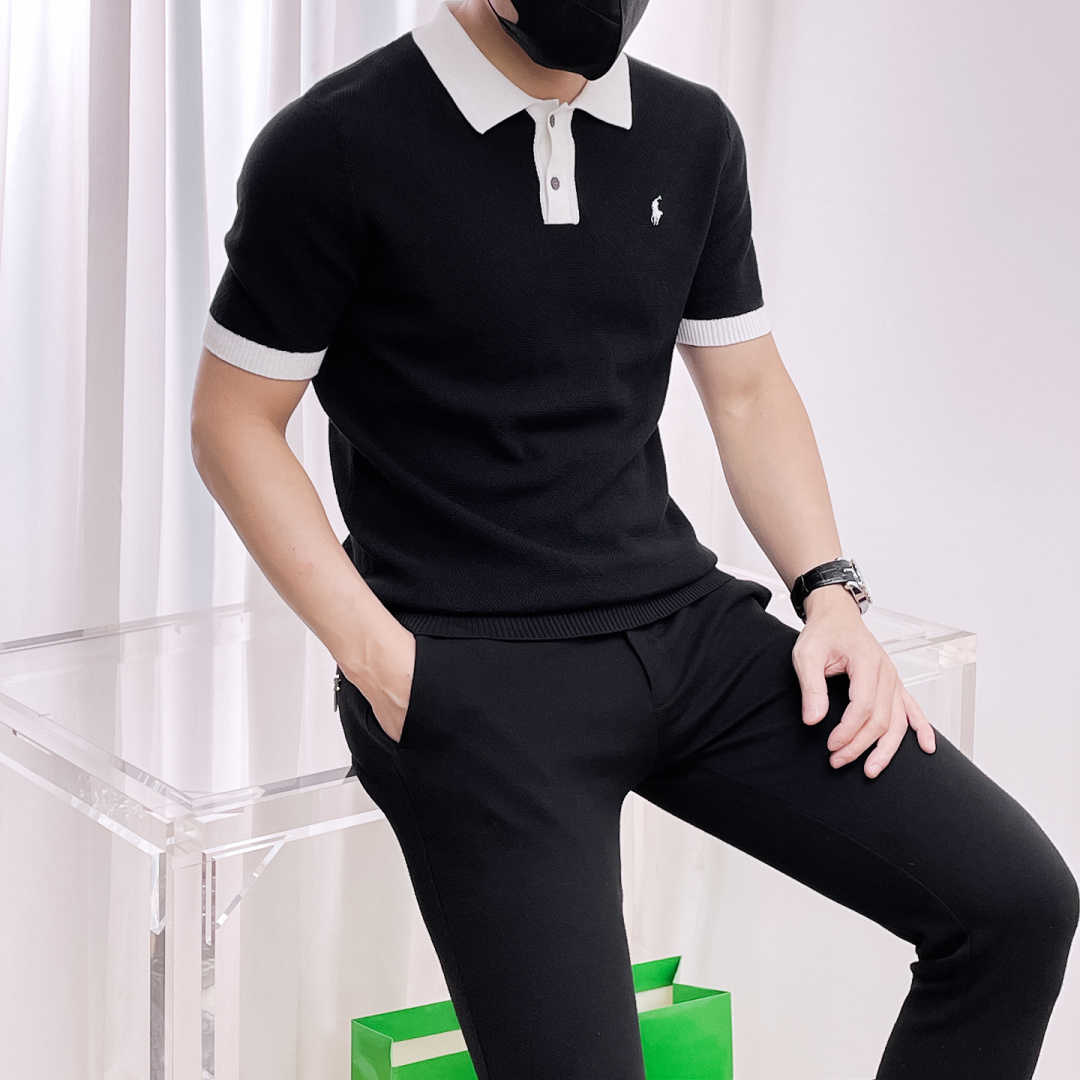 NO:519471,2025 autumn and winter new men's top lapel knitted short-sleeved T-shirt, the latest brand design elements!  Neither monotonous nor complicated, it shows taste just right!  Customized Yilite's top original exclusive fabrics!  Breathable, comfortable and breathable, the unique high-end fabric presents a simple and elegant temperament!  The matching design is extremely charming with the brand’s unique style!  Standard cut design!  Every detail is a synchronized with high-end fashion. Size: M-3XL 8585, T-shirt,tees, t-shirt,alexander wang198609092025秋冬新款男士顶级翻领针织短袖T恤,品牌最新设计元素！既不单调也不复杂,恰到好处的展现品味！客供定制伊力特顶级原版专属面料！透气舒适透气根本不在话下,面料独具的高奢感呈现简约优雅气质！搭配设计极具品牌独特风格魅力！标准裁剪设计！每一处细节都是与高端时尚同步的体现.尺码:M-3XL 8585,,T-shirt,tees，t-shirt,alexander wang,Men's clothing