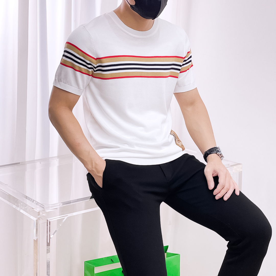 NO:519662,Burberry's 2025 autumn and winter new men's top lapel knitted short-sleeved T-shirt, the latest brand design elements!  Neither monotonous nor complicated, it shows taste just right!  Customized Yilite's top original exclusive fabrics!  Breathable, comfortable and breathable, the unique high-end fabric presents a simple and elegant temperament!  The matching design is extremely charming with the brand’s unique style!  Standard cut design!  Every detail is a synchronized with high-end fashion. Size: M-3XL 8585, burberry, T-shirt, tees, t-shirt, alexander wang19860909巴宝莉 2025秋冬新款男士顶级翻领针织短袖T恤,品牌最新设计元素！既不单调也不复杂,恰到好处的展现品味！客供定制伊力特顶级原版专属面料！透气舒适透气根本不在话下,面料独具的高奢感呈现简约优雅气质！搭配设计极具品牌独特风格魅力！标准裁剪设计！每一处细节都是与高端时尚同步的体现.尺码:M-3XL 8585,,burberry,T-shirt,tees，t-shirt,alexander wang,Men's clothing