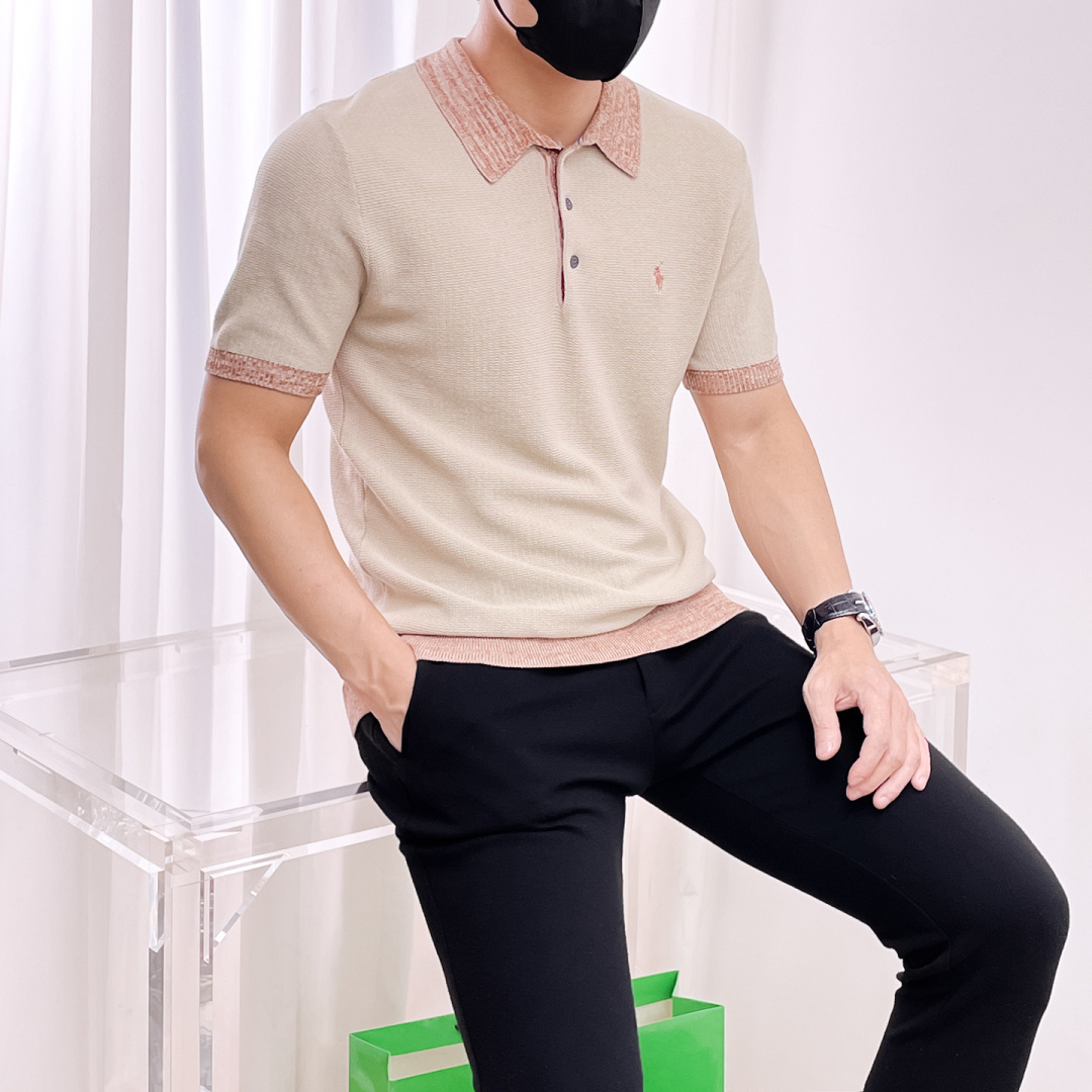 NO:519468,Ruff Lauren 2025 autumn and winter new men's top lapel knitted short-sleeved T-shirt, the latest brand design elements!  Neither monotonous nor complicated, it shows taste just right!  Customized Yilite's top original exclusive fabrics!  Breathable, comfortable and breathable, the unique high-end fabric presents a simple and elegant temperament!  The matching design is extremely charming with the brand’s unique style!  Standard cut design!  Every detail is a synchronized with high-end fashion. Size: M-3XL 8585, T-shirt,tees, t-shirt,alexander wang19860909拉夫劳伦 2025秋冬新款男士顶级翻领针织短袖T恤,品牌最新设计元素！既不单调也不复杂,恰到好处的展现品味！客供定制伊力特顶级原版专属面料！透气舒适透气根本不在话下,面料独具的高奢感呈现简约优雅气质！搭配设计极具品牌独特风格魅力！标准裁剪设计！每一处细节都是与高端时尚同步的体现.尺码:M-3XL 8585,,T-shirt,tees，t-shirt,alexander wang,Men's clothing