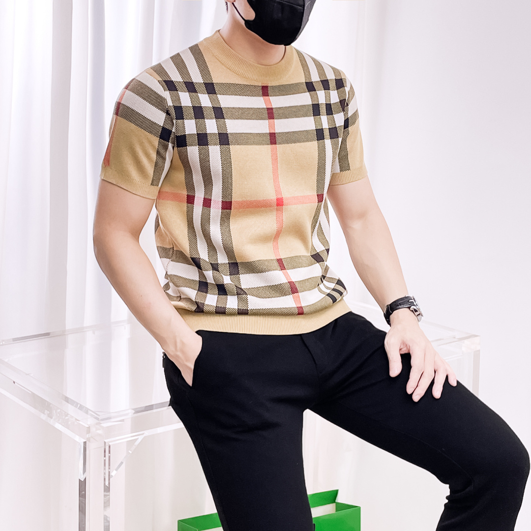 NO:519642,Burberry's 2025 autumn and winter new men's top lapel knitted short-sleeved T-shirt, the latest brand design elements!  Neither monotonous nor complicated, it shows taste just right!  Customized Yilite's top original exclusive fabrics!  Breathable, comfortable and breathable, the unique high-end fabric presents a simple and elegant temperament!  The matching design is extremely charming with the brand’s unique style!  Standard cut design!  Every detail is a synchronized with high-end fashion. Size: M-3XL 8585, burberry, T-shirt, tees, t-shirt, alexander wang19860909巴宝莉 2025秋冬新款男士顶级翻领针织短袖T恤,品牌最新设计元素！既不单调也不复杂,恰到好处的展现品味！客供定制伊力特顶级原版专属面料！透气舒适透气根本不在话下,面料独具的高奢感呈现简约优雅气质！搭配设计极具品牌独特风格魅力！标准裁剪设计！每一处细节都是与高端时尚同步的体现.尺码:M-3XL 8585,,burberry,T-shirt,tees，t-shirt,alexander wang,Men's clothing