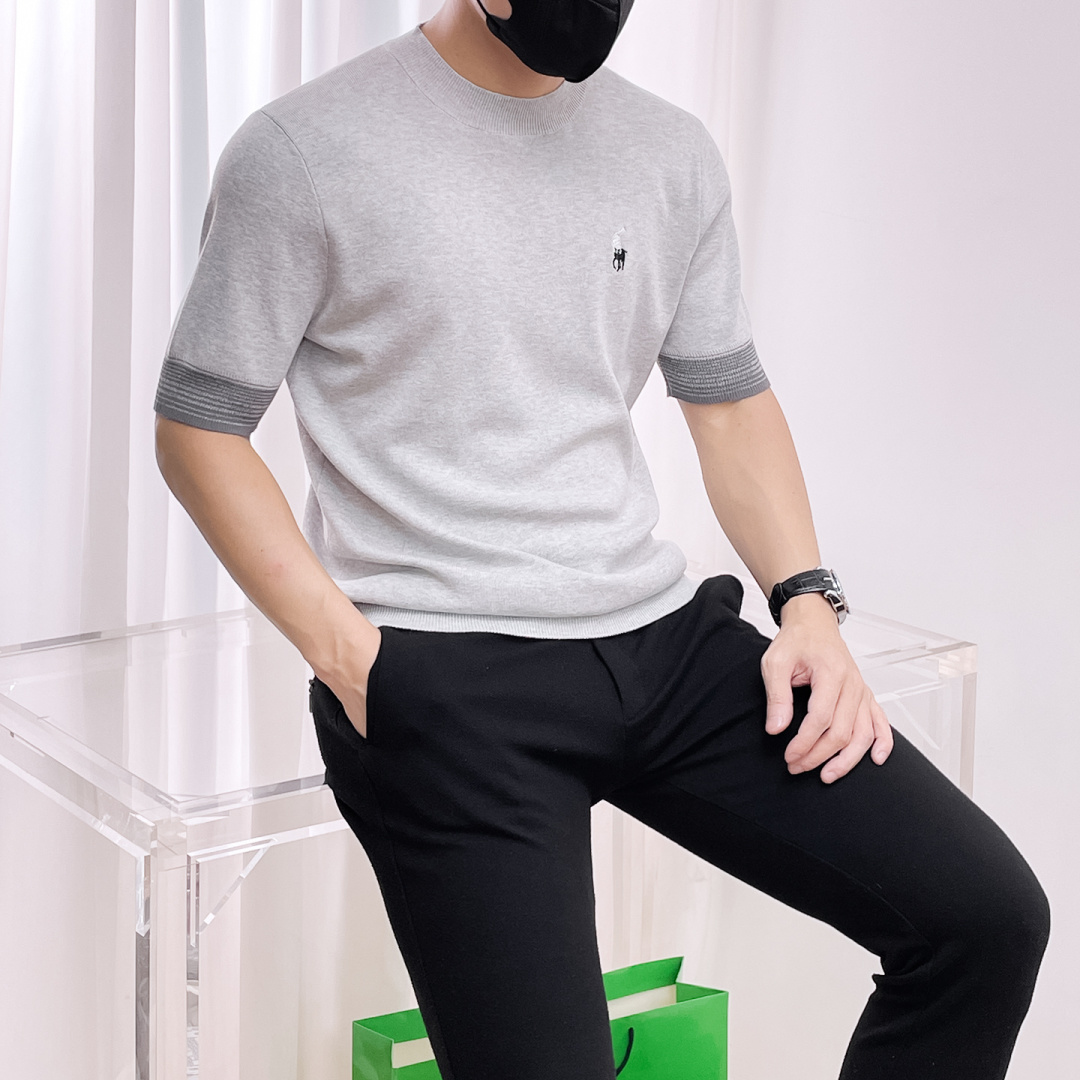 NO:519653,Ruff Lauren 2025 autumn and winter new men's top lapel knitted short-sleeved T-shirt, the latest brand design elements!  Neither monotonous nor complicated, it shows taste just right!  Customized Yilite's top original exclusive fabrics!  Breathable, comfortable and breathable, the unique high-end fabric presents a simple and elegant temperament!  The matching design is extremely charming with the brand’s unique style!  Standard cut design!  Every detail is a synchronized with high-end fashion. Size: M-3XL 8585, T-shirt,tees, t-shirt,alexander wang19860909拉夫劳伦 2025秋冬新款男士顶级翻领针织短袖T恤,品牌最新设计元素！既不单调也不复杂,恰到好处的展现品味！客供定制伊力特顶级原版专属面料！透气舒适透气根本不在话下,面料独具的高奢感呈现简约优雅气质！搭配设计极具品牌独特风格魅力！标准裁剪设计！每一处细节都是与高端时尚同步的体现.尺码:M-3XL 8585,,T-shirt,tees，t-shirt,alexander wang,Men's clothing