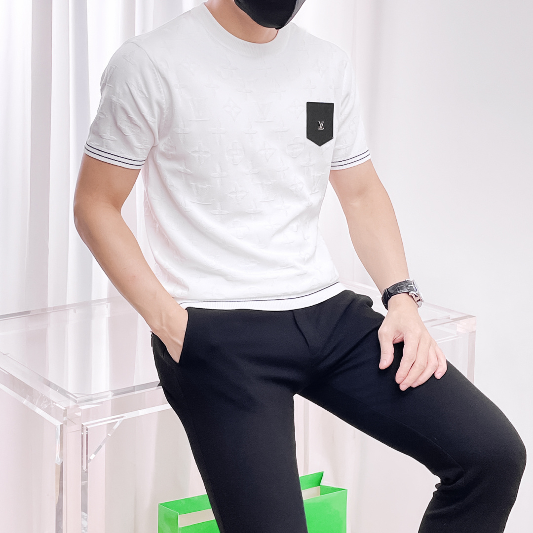 NO:519659,LV 2025 autumn and winter new men's top lapel knitted short-sleeved T-shirt, the latest brand design elements!  Neither monotonous nor complicated, it shows taste just right!  Customized Yilite's top original exclusive fabrics!  Breathable, comfortable and breathable, the unique high-end fabric presents a simple and elegant temperament!  The matching design is extremely charming with the brand’s unique style!  Standard cut design!  Every detail is a synchronized with high-end fashion. Size: M-3XL 8585, louis vuitton, T-shirt, tees, t-shirt, alexander wang19860909LV 2025秋冬新款男士顶级翻领针织短袖T恤,品牌最新设计元素！既不单调也不复杂,恰到好处的展现品味！客供定制伊力特顶级原版专属面料！透气舒适透气根本不在话下,面料独具的高奢感呈现简约优雅气质！搭配设计极具品牌独特风格魅力！标准裁剪设计！每一处细节都是与高端时尚同步的体现.尺码:M-3XL 8585,,louis vuitton,T-shirt,tees，t-shirt,alexander wang,Men's clothing