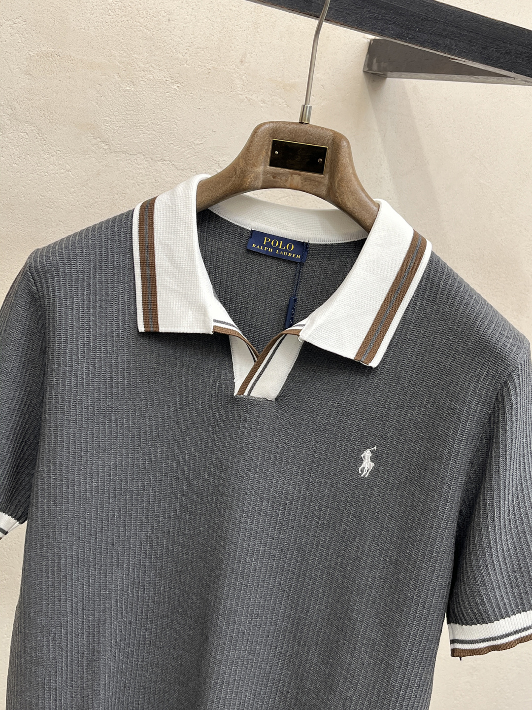 2026 新款男士顶级翻领针织短袖T恤，品牌最新设计元素！既不单调也不复杂,恰到好处的展现品味！客供定制