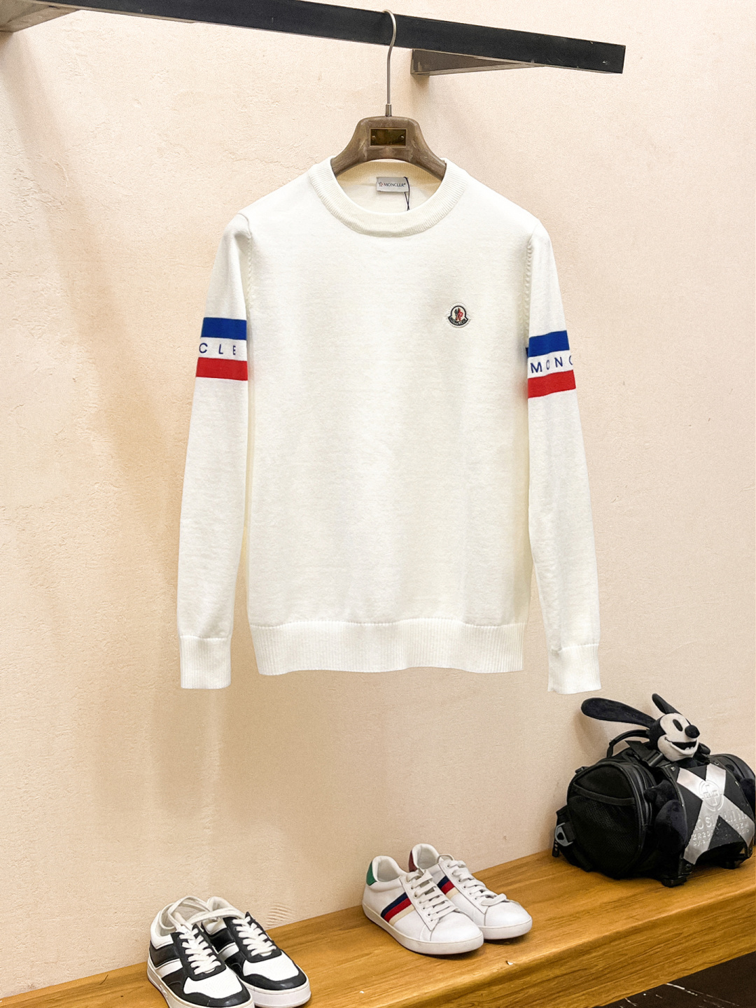 NO:571880,Mouth covering  The new 2025 early autumn men's wool sweaters are hot-selling items on sale at the counter. Every major fashion buyer and star has a versatile item. Simple and fashionable, it is very beautiful, and the upper body is full of gentleman style. The whole sweater not only has exquisite texture and craftsmanship, but also the wiring is even and neat. The overall appearance is beautiful.  This ensures that the silhouette of the clothes is not easily deformed. The custom-made wool fabric is neither very loose nor very tight, and has very good recovery properties. A fashion item that is both cold-resistant and fashionable in autumn and winter. M-3XL, Moncler, sweaters, alexander  wang19860909蒙口 2025早秋新款男士羊毛针织衫,专柜在售爆款单品,各大时尚买手明星人手一件的百搭单品.简单时尚甚是好看,上身绅士范十足.整件毛衣不单纹理工艺精美,走线更是精工细作均匀整齐.整体美观大方保证了衣服的廓形不易变形.定制羊毛面料,既不会很宽松也不会很紧绷,恢复性非常好.秋冬御寒与时尚兼备的一款时装单品.M-3XL,,Moncler,sweaters,alexander wang,Men's clothing