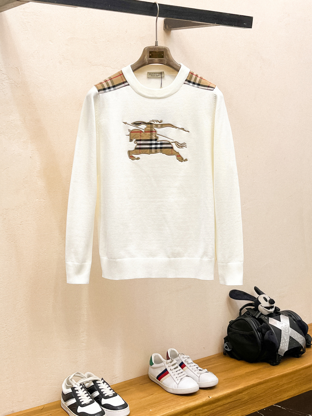 NO:529706,Burberry is a new men's wool sweater in early autumn, a hot item on sale in the counter, and a versatile item that every major fashion buyer celebrity handed over. It is simple and fashionable and beautiful, with a gentleman look on the upper body. The whole sweater is not only exquisite in texture, but also fine and fine workmanship. The overall beauty and generous ensure that the silhouette of the clothes is not easy to deform. Customized wool fabrics are neither loose nor tight, and have a very good restoration. A fashion item that combines cold resistance and fashion in autumn and winter. M-3XL, burberry, sweaters, alexander wang19860909巴宝莉 早秋新款男士羊毛针织衫,专柜在售爆款单品,各大时尚买手明星人手一件的百搭单品.简单时尚甚是好看,上身绅士范十足.整件毛衣不单纹理工艺精美,走线更是精工细作均匀整齐.整体美观大方保证了衣服的廓形不易变形.定制羊毛面料,既不会很宽松也不会很紧绷,恢复性非常好.秋冬御寒与时尚兼备的一款时装单品.M-3XL,,burberry,sweaters,alexander wang,Men's clothing