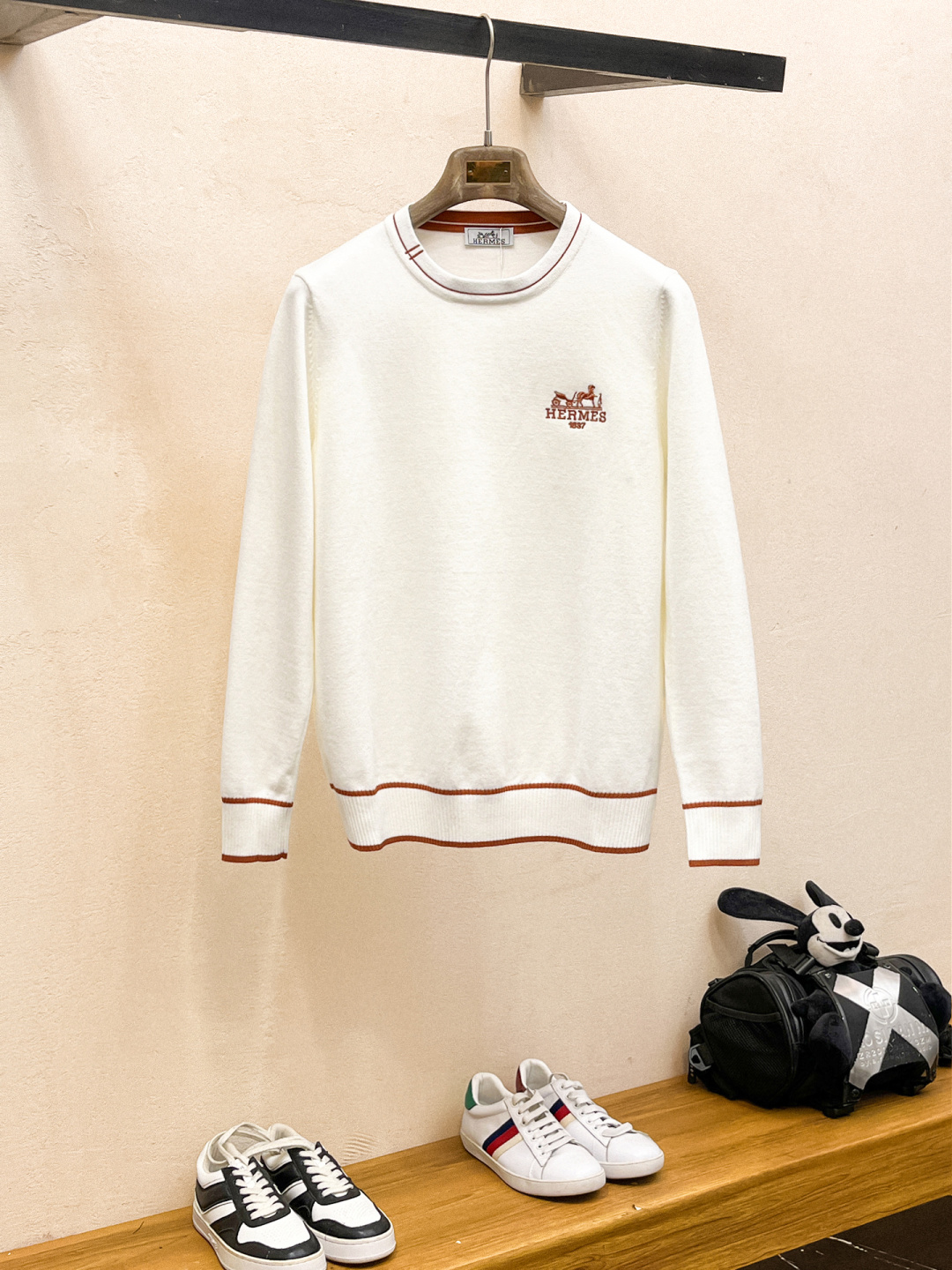 NO:529712,Hermes is a new men's wool sweater in early autumn, a hot item on sale in the counter, a versatile item that every major fashion buyer celebrity handed over. It is simple and fashionable and beautiful, with a gentleman look on the upper body. The whole sweater is not only exquisite in texture, but also fine and fine workmanship and neat. The overall beauty and generous ensure that the silhouette of the clothes is not easy to deform. Customized wool fabrics are neither loose nor tight, and have a very good restoration. A fashion item that combines cold resistance and fashion in autumn and winter. M-3XL, hermes, sweaters, alexander wang19860909爱马仕 早秋新款男士羊毛针织衫,专柜在售爆款单品,各大时尚买手明星人手一件的百搭单品.简单时尚甚是好看,上身绅士范十足.整件毛衣不单纹理工艺精美,走线更是精工细作均匀整齐.整体美观大方保证了衣服的廓形不易变形.定制羊毛面料,既不会很宽松也不会很紧绷,恢复性非常好.秋冬御寒与时尚兼备的一款时装单品.M-3XL,,hermes,sweaters,alexander wang,Men's clothing