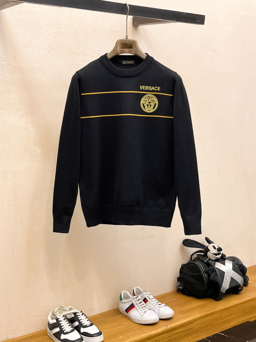 NO:529724,Versace is a new men's wool sweater in early autumn, a hot item on sale in the counter, and a versatile item that every major fashion buyer celebrity handed over. It is simple and fashionable and beautiful, with a gentleman look on the upper body. The whole sweater is not only exquisite in texture, but also fine and fine workmanship and neat. The overall beauty and generous ensure that the silhouette of the clothes is not easy to deform. Customized wool fabrics are neither loose nor tight, and have a very good restoration. A fashion item that combines cold resistance and fashion in autumn and winter. M-3XL, versace, sweaters, alexander wang19860909范思哲 早秋新款男士羊毛针织衫,专柜在售爆款单品,各大时尚买手明星人手一件的百搭单品.简单时尚甚是好看,上身绅士范十足.整件毛衣不单纹理工艺精美,走线更是精工细作均匀整齐.整体美观大方保证了衣服的廓形不易变形.定制羊毛面料,既不会很宽松也不会很紧绷,恢复性非常好.秋冬御寒与时尚兼备的一款时装单品.M-3XL,,versace,sweaters,alexander wang,Men's clothing