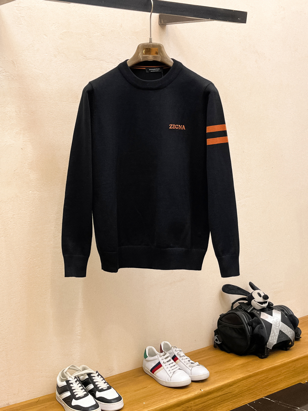 NO:529730,Zenia's new men's wool sweater in early autumn, special counters are popular items, and all the fashion buyers and celebrities handed it. It is simple and fashionable and beautiful, with a gentleman look on the upper body. The whole sweater is not only exquisite in texture, but also fine and fine workmanship. The overall beauty and generous ensure that the silhouette of the clothes is not easy to deform. Customized wool fabrics are neither loose nor tight, and have a very good restoration. A fashion item that combines cold resistance and fashion in autumn and winter. M-3XL, zegna, sweaters, alexander wang19860909杰尼亚 早秋新款男士羊毛针织衫,专柜在售爆款单品,各大时尚买手明星人手一件的百搭单品.简单时尚甚是好看,上身绅士范十足.整件毛衣不单纹理工艺精美,走线更是精工细作均匀整齐.整体美观大方保证了衣服的廓形不易变形.定制羊毛面料,既不会很宽松也不会很紧绷,恢复性非常好.秋冬御寒与时尚兼备的一款时装单品.M-3XL,,zegna,sweaters,alexander wang,Men's clothing