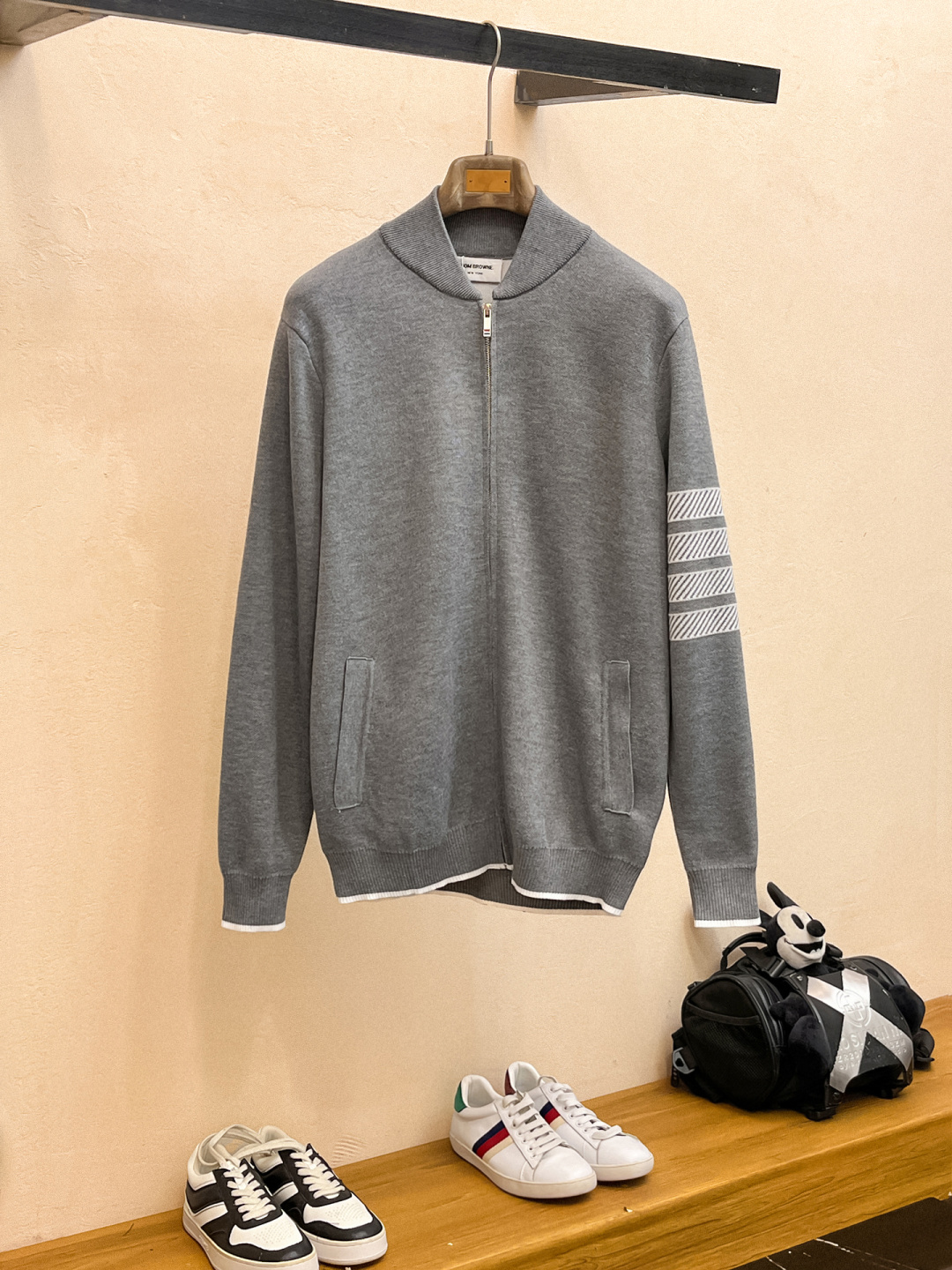 NO:594779,TB high version, fit version, 2025 new autumn and winter sleeve jacquard fusion wool zipper cardigan, exquisite crafts counter fabric, top-level elements fusion, classic short-sleeved, complete with 3 labels, trendy men's fashion, both upper body comfort and unparalleled existence. Size M-3XL7070,, T-shirt, alexander wang19860909TB高版本 合身版型2025秋冬新款袖子提花融合羊毛拉链开衫,精致工艺专柜面料,顶级元素融合打造,经典短袖3标齐全,潮男时尚,无论是上身舒适度还是都是无可比拟的存在 码数M-3XL7070,,T-shirt,alexander wang,Men's clothing