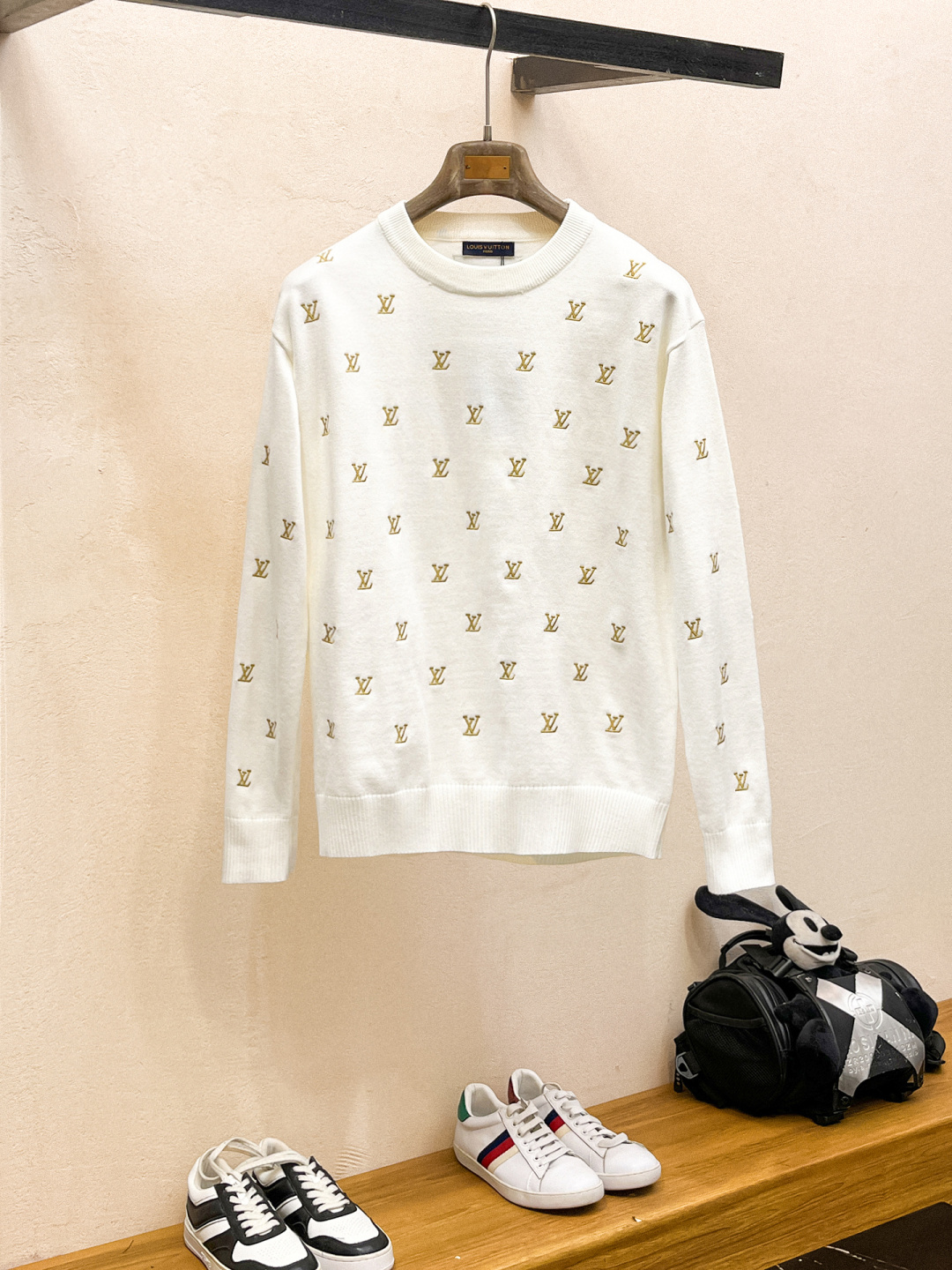 NO:529707,LV early autumn new men's wool sweater, a hot item on sale in the counter, a versatile item handed by all major fashion buyers. It is simple and fashionable and beautiful, with a gentlemanly look on the upper body. The whole sweater is not only exquisite in texture, but also fine-grained and neat. The overall beauty and generous ensure that the silhouette of the clothes is not easy to deform. Customized wool fabrics are neither loose nor tight, and have a very good restoration. A fashion item that combines cold resistance and fashion in autumn and winter. M-3XL,,louis vuitton, sweaters, alexander wang19860909LV 早秋新款男士羊毛针织衫,专柜在售爆款单品,各大时尚买手明星人手一件的百搭单品.简单时尚甚是好看,上身绅士范十足.整件毛衣不单纹理工艺精美,走线更是精工细作均匀整齐.整体美观大方保证了衣服的廓形不易变形.定制羊毛面料,既不会很宽松也不会很紧绷,恢复性非常好.秋冬御寒与时尚兼备的一款时装单品.M-3XL,,louis vuitton,sweaters,alexander wang,Men's clothing