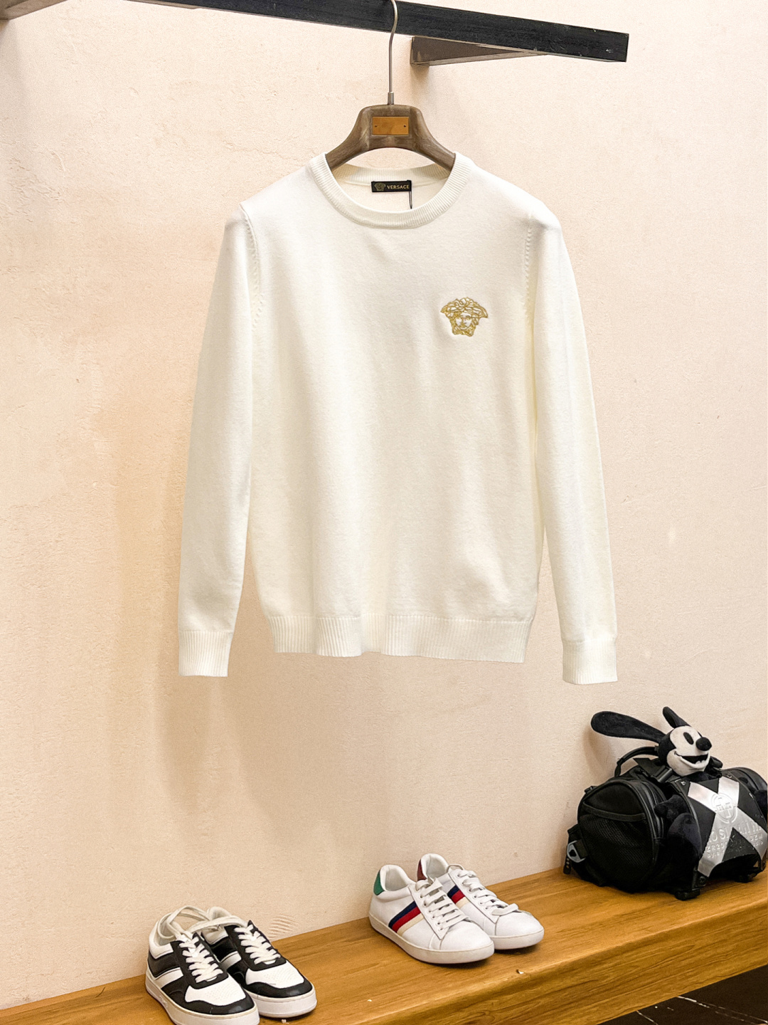 NO:529713,Versace's new men's knitted pullover sweater base is full of fashionable and sunny charming style, and the fashionable and luxurious line design shows unique characteristics. It is made of customer-supplied fiber yarn and is made of imported horizontal machines. It is softer and more delicate than other ordinary wool materials, and can last for a long time to maintain the overall drape and fit. Warm and breathable and comfortable codes M-XXXL, versace, sweaters, alexander wang19860909范思哲 秋冬新款男士针织套头毛衣打底充满时尚阳光的魅力风格,线条设计时尚奢感彰显与众不同的特质.客供纤维纱线制作,进口横机竖织而成.对比其它普通羊毛料而言更为柔软细腻,能持久保持整体的垂感及贴合度.保暖透气舒适码数M-XXXL,,versace,sweaters,alexander wang,Men's clothing