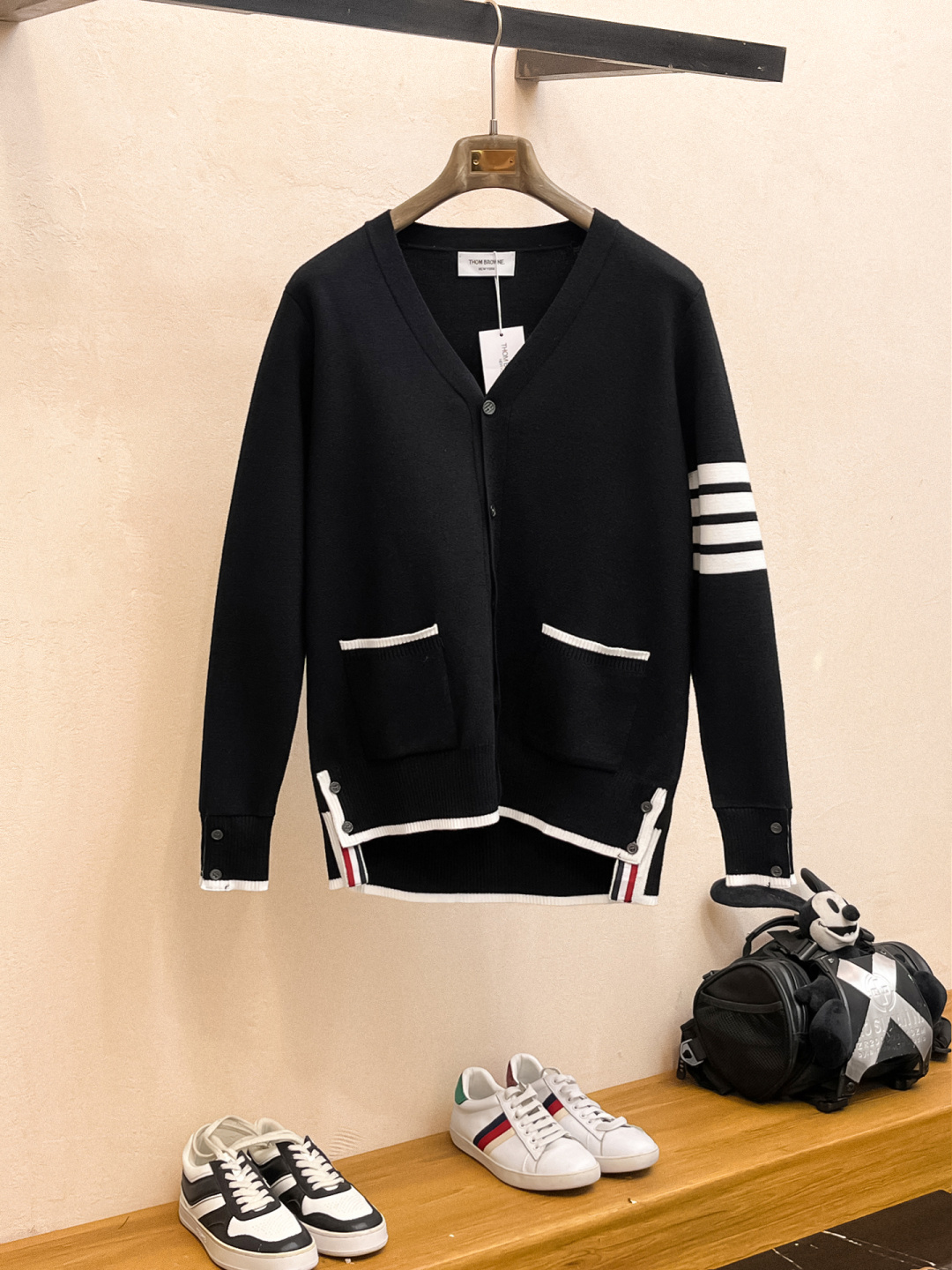 NO:594781,TB high version, fitted version, 2025 new autumn and winter sleeve jacquard fusion wool cardigan, exquisite crafts counter fabrics, top-notch elements fusion, classic short sleeves with 3 labels, trendy men's fashion, both upper body comfort and unparalleled existence. Size M-3XL7070,, T-shirt, alexander wang19860909TB高版本 合身版型 2025秋冬新款袖子提花融合羊毛开衫,精致工艺专柜面料,顶级元素融合打造,经典短袖3标齐全,潮男时尚,无论是上身舒适度还是都是无可比拟的存在 码数M-3XL7070,,T-shirt,alexander wang,Men's clothing