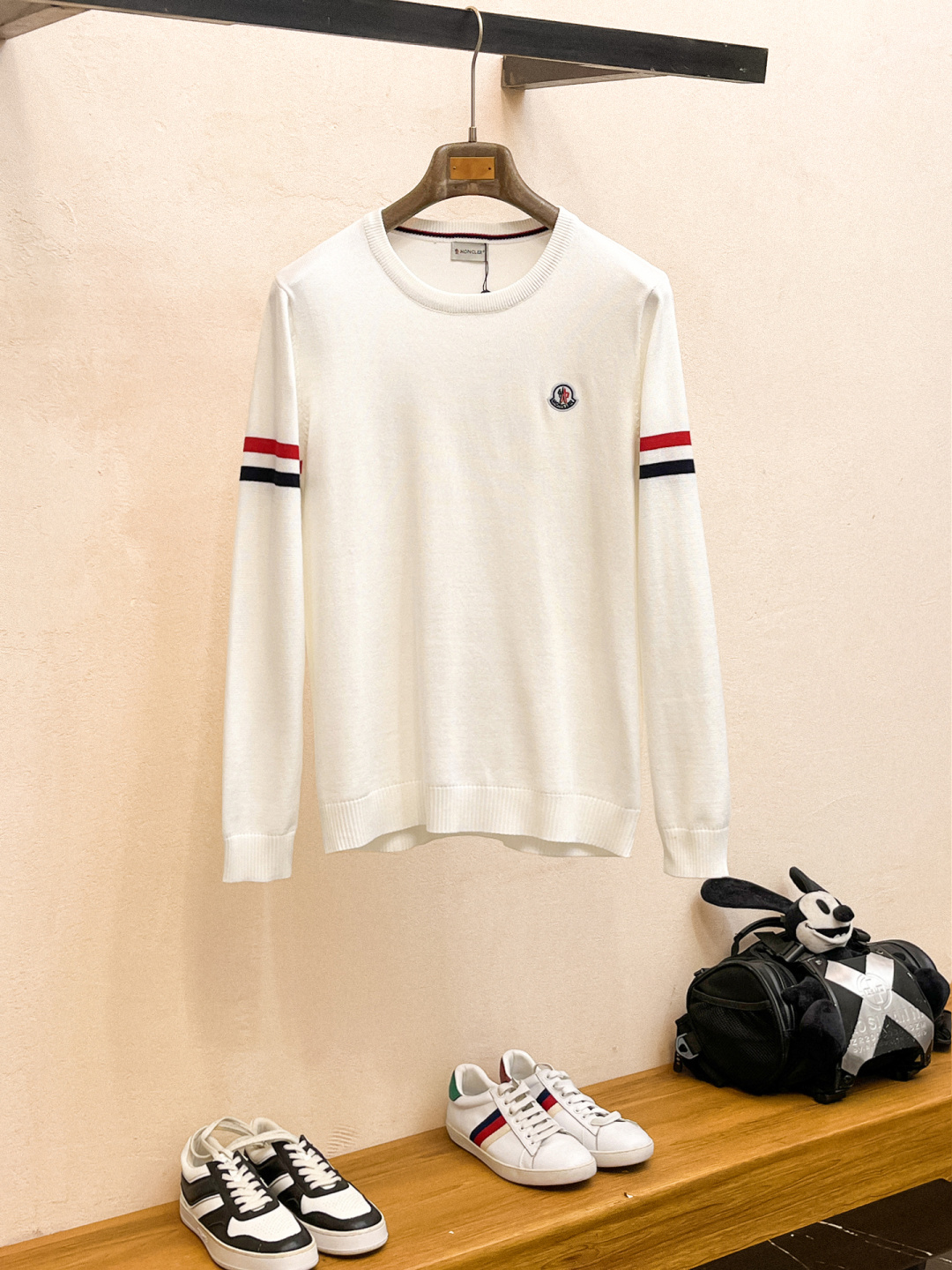 NO:529710,The new men's wool sweater in early autumn is a hot item on sale in the counter. It is a versatile item that every major fashion buyer celebrity is handed to. It is simple and fashionable and beautiful, with a gentlemanly look on the upper body. The whole sweater is not only exquisite in texture, but also fine and fine workmanship. The overall beauty and generous ensure that the silhouette of the clothes is not easy to deform. Customized wool fabrics are neither loose nor tight, and have a very good restoration. A fashion item that combines cold resistance and fashion in autumn and winter. M-3XL, Moncler, sweaters, alexander wang19860909蒙口 早秋新款男士羊毛针织衫,专柜在售爆款单品,各大时尚买手明星人手一件的百搭单品.简单时尚甚是好看,上身绅士范十足.整件毛衣不单纹理工艺精美,走线更是精工细作均匀整齐.整体美观大方保证了衣服的廓形不易变形.定制羊毛面料,既不会很宽松也不会很紧绷,恢复性非常好.秋冬御寒与时尚兼备的一款时装单品.M-3XL,,Moncler,sweaters,alexander wang,Men's clothing