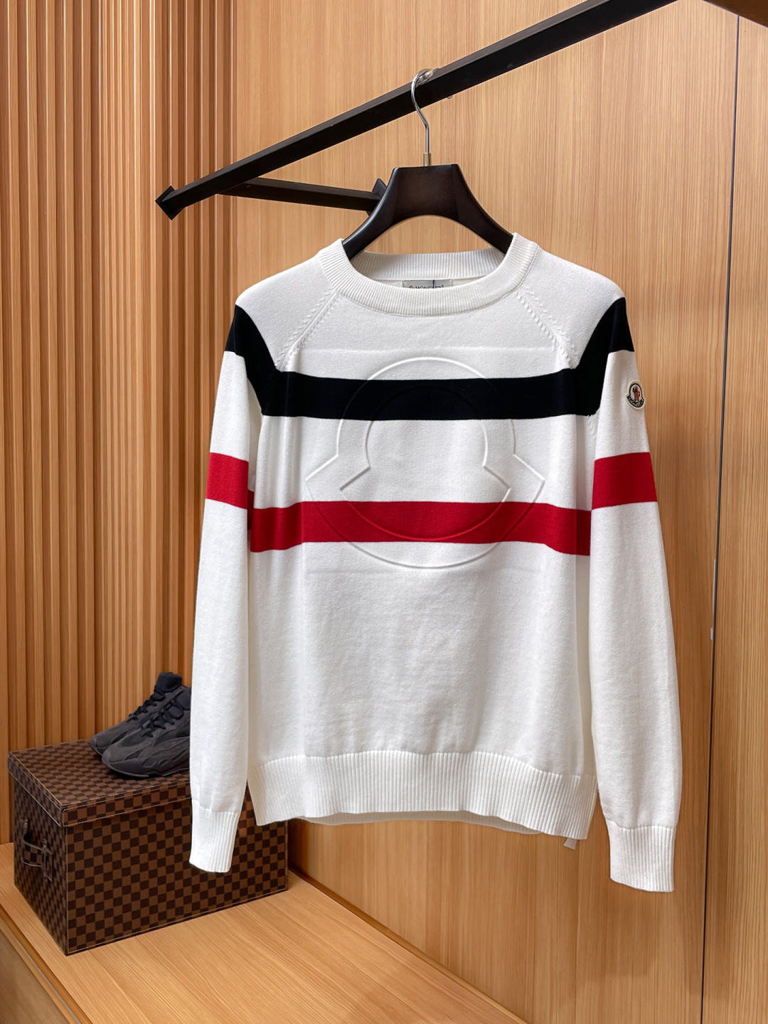 NO:550886,Mengkou 2025 Autumn and Winter Wool blended pullover knitted sweater is very bright and the details highlight the texture. The overall design of the upper body is fashionable and has a modern and fitted tailoring. The collar slightly fits the neck, making the overall upper body more youthful and fashionable. The fabric is made of custom-woven wool blended material. It has the characteristics of easy care. The surface has a wool texture. The upper body is comfortable and warm. It looks high-end and has a good crisp feeling at the same time.  Size M-3XL,,Moncler,sweaters,alexander wang19860909蒙口 2025秋冬 羊毛混纺套头针织毛衣很有亮点细节上凸显质感 整体设计上身时尚而赋予现代气息感合体的剪裁,领口微微贴合颈部,让整体上身更显年轻时尚 ,面料采用客供定织羊毛混纺材质 有着易打理的特点 表面有着羊毛质感 上身舒适保暖 ,显高档的同时 又有很好挺括感 码数M-3XL,,Moncler,sweaters,alexander wang,Men's clothing