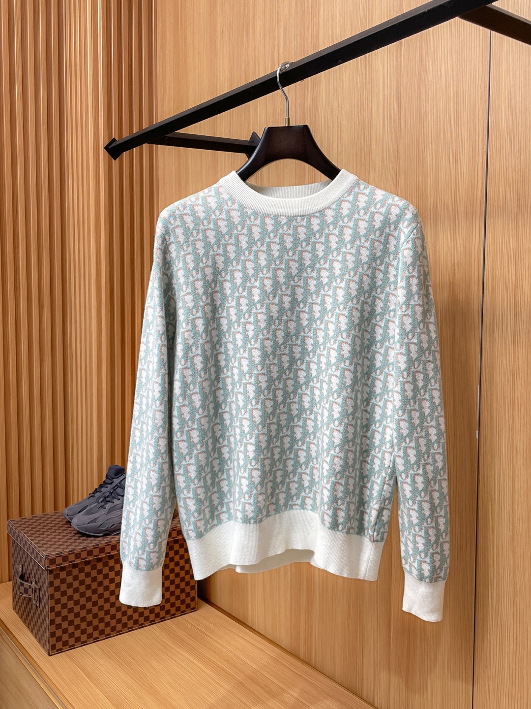 NO:550889,Dior 2025 Autumn and Winter 2025 Wool-blend pullover knitted sweater has highlights and details. The overall design is fashionable and gives a modern sense of tailoring. The neckline is slightly fitted to the neck, making the overall upper body look younger and more fashionable. The fabric is made of customer-supplied wool blend material. It has easy to care for. The surface has a wool texture. The upper body is comfortable and warm, which shows high-end and has a very crisp feeling. Number M-3XL, dior, sweaters, alexander wang19860909迪奥 2025秋冬 羊毛混纺套头针织毛衣很有亮点细节上凸显质感 整体设计上身时尚而赋予现代气息感合体的剪裁,领口微微贴合颈部,让整体上身更显年轻时尚 ,面料采用客供定织羊毛混纺材质 有着易打理的特点 表面有着羊毛质感 上身舒适保暖 ,显高档的同时 又有很好挺括感 码数M-3XL,,dior,sweaters,alexander wang,Men's clothing