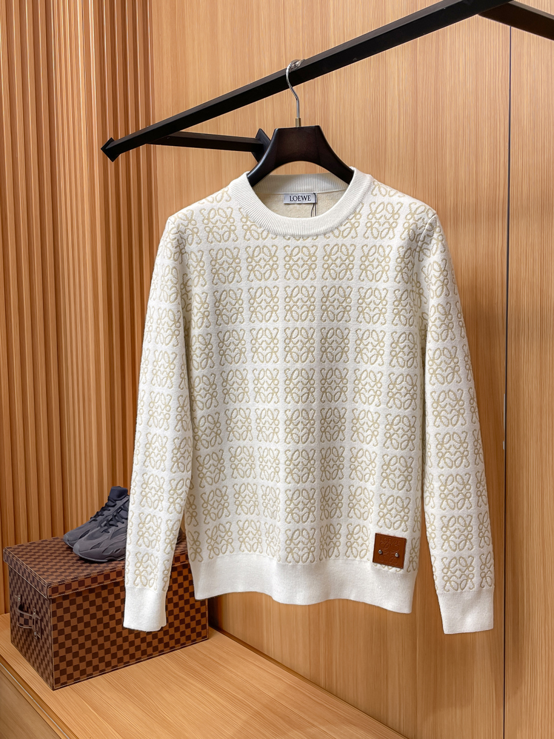 NO:731318,Years later, Loewe's 2025 autumn and winter wool blended knitted pullover sweater is very bright, and the details highlight the texture. The overall design of the upper body is fashionable and has a modern and fitted tailoring. The collar slightly fits the neck, making the overall upper body look more youthful and fashionable. The fabric is made of custom-woven wool blended material, which is easy to care for. The surface has the texture of wool. The upper body is comfortable and warm, and it looks high-end and has a good crisp feeling at the same time.  Size M-3XL,,loewe,sweaters,19860909年后 罗意威 2025秋冬 羊毛混纺套头针织毛衣很有亮点细节上凸显质感 整体设计上身时尚而赋予现代气息感合体的剪裁,领口微微贴合颈部,让整体上身更显年轻时尚 ,面料采用客供定织羊毛混纺材质 有着易打理的特点 表面有着羊毛质感 上身舒适保暖 ,显高档的同时 又有很好挺括感 码数M-3XL,,loewe,sweaters,,Men's clothing