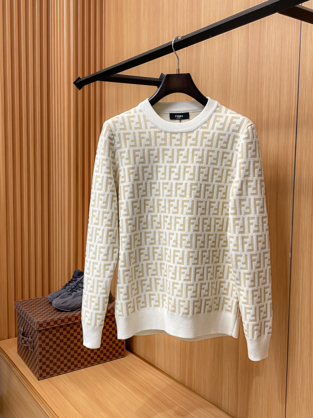 NO:731321,Years later, Fendi 2025 Autumn and Winter wool blended pullover knitted sweater is very bright, and the details highlight the texture. The overall design of the upper body is fashionable and gives a modern and fitted tailoring. The neckline slightly fits the neck, making the overall upper body more youthful and fashionable. The fabric is made of custom-woven wool blended material. It has the characteristics of easy care. The surface has a wool texture. The upper body is comfortable and warm. It looks high-end and has a good crisp feeling at the same time.  Size M-3XL,,fendi,sweaters,19860909年后 芬迪 2025秋冬 羊毛混纺套头针织毛衣很有亮点细节上凸显质感 整体设计上身时尚而赋予现代气息感合体的剪裁,领口微微贴合颈部,让整体上身更显年轻时尚 ,面料采用客供定织羊毛混纺材质 有着易打理的特点 表面有着羊毛质感 上身舒适保暖 ,显高档的同时 又有很好挺括感 码数M-3XL,,fendi,sweaters,,Men's clothing