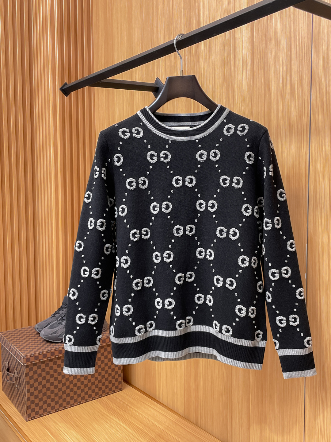 NO:731347,Years later, Gucci 2025 Autumn and Winter wool blended pullover knitted sweater is very bright, and the details highlight the texture. The overall design of the upper body is fashionable and gives a modern and fitted tailoring. The collar slightly fits the neck, making the overall upper body look more youthful and fashionable. The fabric is made of custom-woven wool blended material. It has the characteristics of easy care. The surface has a wool texture. The upper body is comfortable and warm. It looks high-end and has a good crisp feeling at the same time.  Size M-3XL,,gucci,sweaters,19860909年后 古驰 2025秋冬 羊毛混纺套头针织毛衣很有亮点细节上凸显质感 整体设计上身时尚而赋予现代气息感合体的剪裁,领口微微贴合颈部,让整体上身更显年轻时尚 ,面料采用客供定织羊毛混纺材质 有着易打理的特点 表面有着羊毛质感 上身舒适保暖 ,显高档的同时 又有很好挺括感 码数M-3XL,,gucci,sweaters,,Men's clothing