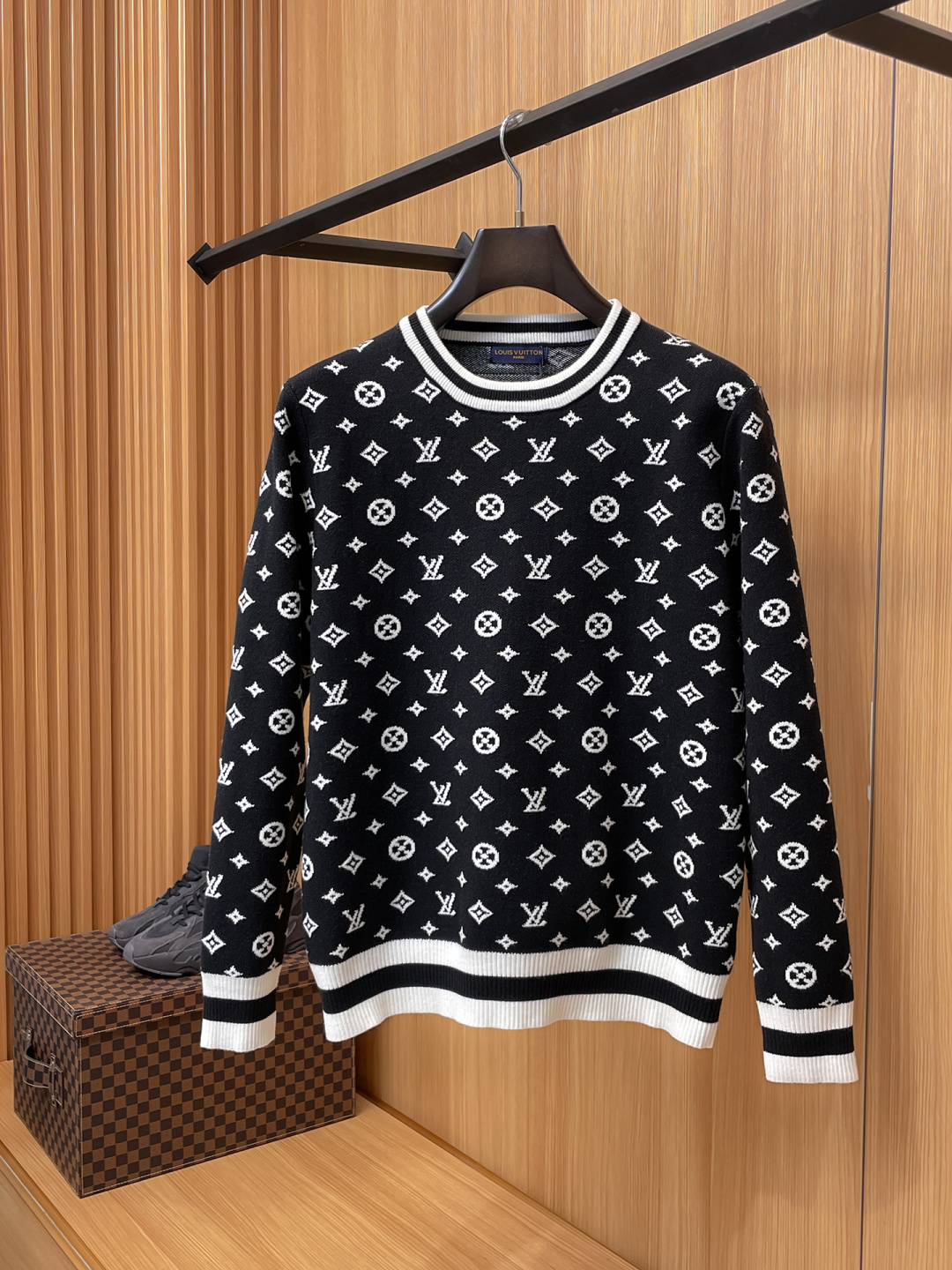 NO:731351,The LV 2025 Autumn and Winter wool blended pullover knitted sweater is very bright and the details highlight the texture. The overall design is fashionable on the upper body and has a modern and fitted tailoring. The collar slightly fits the neck, making the overall upper body more youthful and fashionable. The fabric is made of custom-woven wool blended material. It has the characteristics of easy care. The surface has a wool texture. The upper body is comfortable and warm. It looks high-end and has a good crisp feeling. Size M-3XL, Louis  vuitton,sweaters,19860909年后 LV 2025秋冬 羊毛混纺套头针织毛衣很有亮点细节上凸显质感 整体设计上身时尚而赋予现代气息感合体的剪裁,领口微微贴合颈部,让整体上身更显年轻时尚 ,面料采用客供定织羊毛混纺材质 有着易打理的特点 表面有着羊毛质感 上身舒适保暖 ,显高档的同时 又有很好挺括感 码数M-3XL,,louis vuitton,sweaters,,Men's clothing