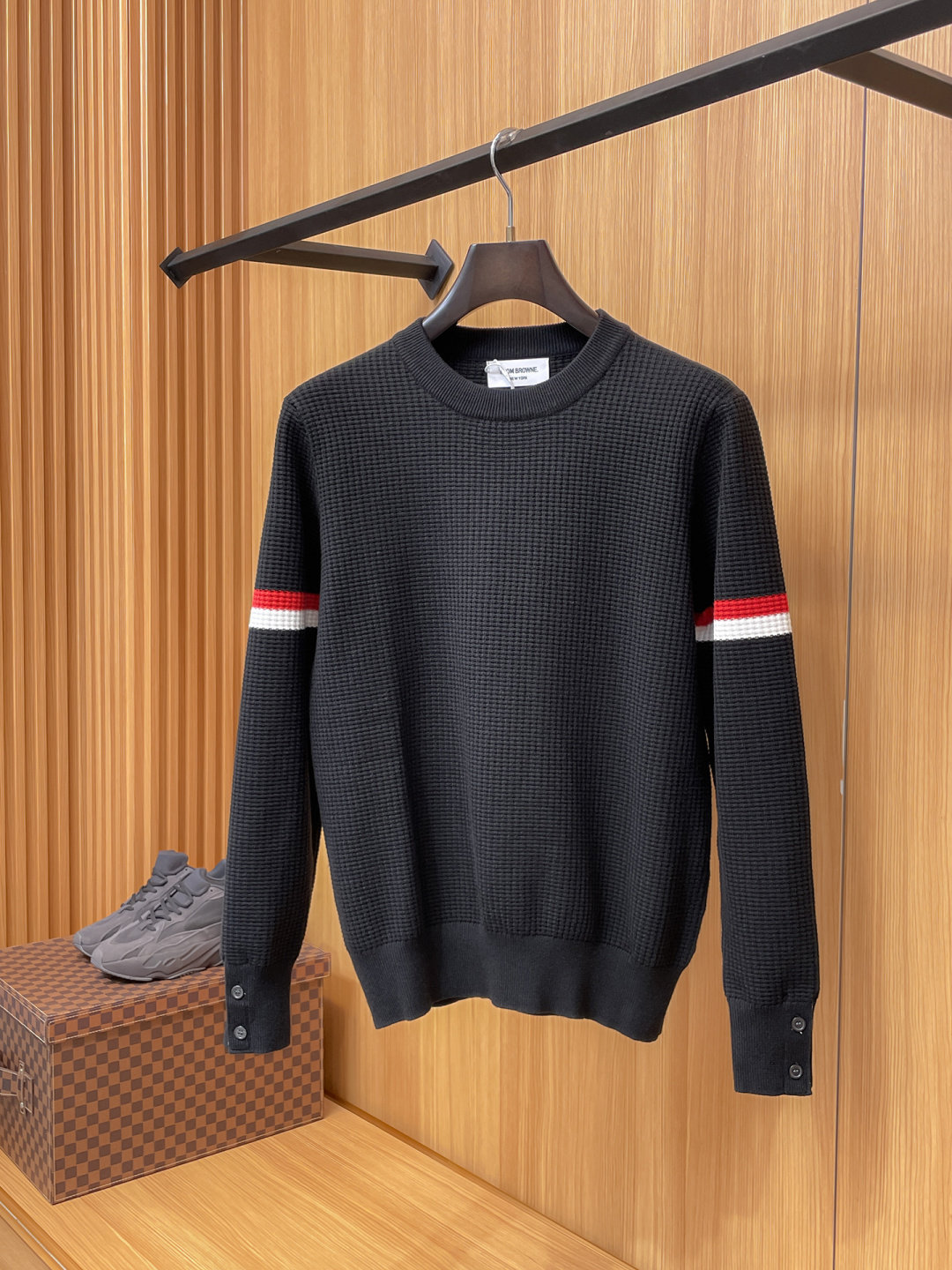 NO:550892,TB 2025 Autumn and Winter 2025 Wool-blend pullover knitted sweater has highlights and details highlights the texture. The overall design is fashionable and gives a modern sense of tailoring. The neckline is slightly fitted to the neck, making the overall upper body look younger and more fashionable. The fabric is made of customer-supplied wool blend material. It has easy to care for. The surface has a wool texture. The upper body is comfortable and warm, which shows high-end and has a very crisp feeling. Number M-3XL, sweaters, alexander wang19860909TB 2025秋冬 羊毛混纺套头针织毛衣很有亮点细节上凸显质感 整体设计上身时尚而赋予现代气息感合体的剪裁,领口微微贴合颈部,让整体上身更显年轻时尚 ,面料采用客供定织羊毛混纺材质 有着易打理的特点 表面有着羊毛质感 上身舒适保暖 ,显高档的同时 又有很好挺括感 码数M-3XL,,sweaters,alexander wang,Men's clothing