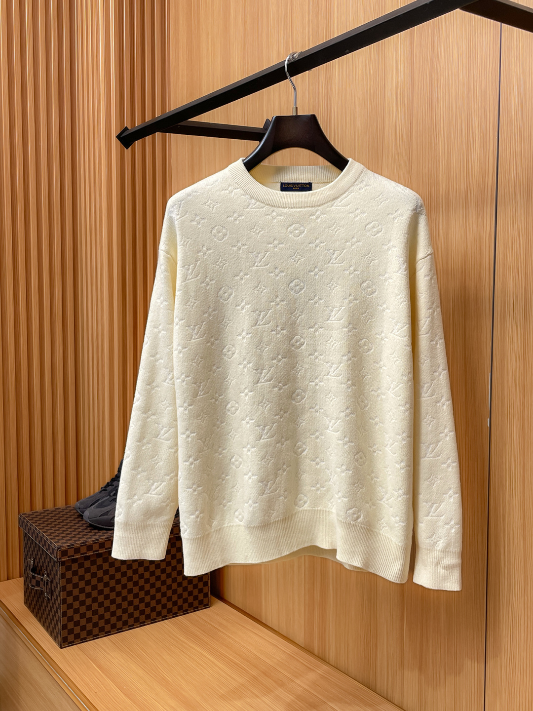 NO:731316,The LV 2025 Autumn and Winter wool blended pullover knitted sweater is very bright and the details highlight the texture. The overall design is fashionable on the upper body and has a modern and fitted tailoring. The collar slightly fits the neck, making the overall upper body more youthful and fashionable. The fabric is made of custom-woven wool blended material. It has the characteristics of easy care. The surface has a wool texture. The upper body is comfortable and warm. It looks high-end and has a good crisp feeling. Size M-3XL, Louis  vuitton,sweaters,19860909年后 LV 2025秋冬 羊毛混纺套头针织毛衣很有亮点细节上凸显质感 整体设计上身时尚而赋予现代气息感合体的剪裁,领口微微贴合颈部,让整体上身更显年轻时尚 ,面料采用客供定织羊毛混纺材质 有着易打理的特点 表面有着羊毛质感 上身舒适保暖 ,显高档的同时 又有很好挺括感 码数M-3XL,,louis vuitton,sweaters,,Men's clothing