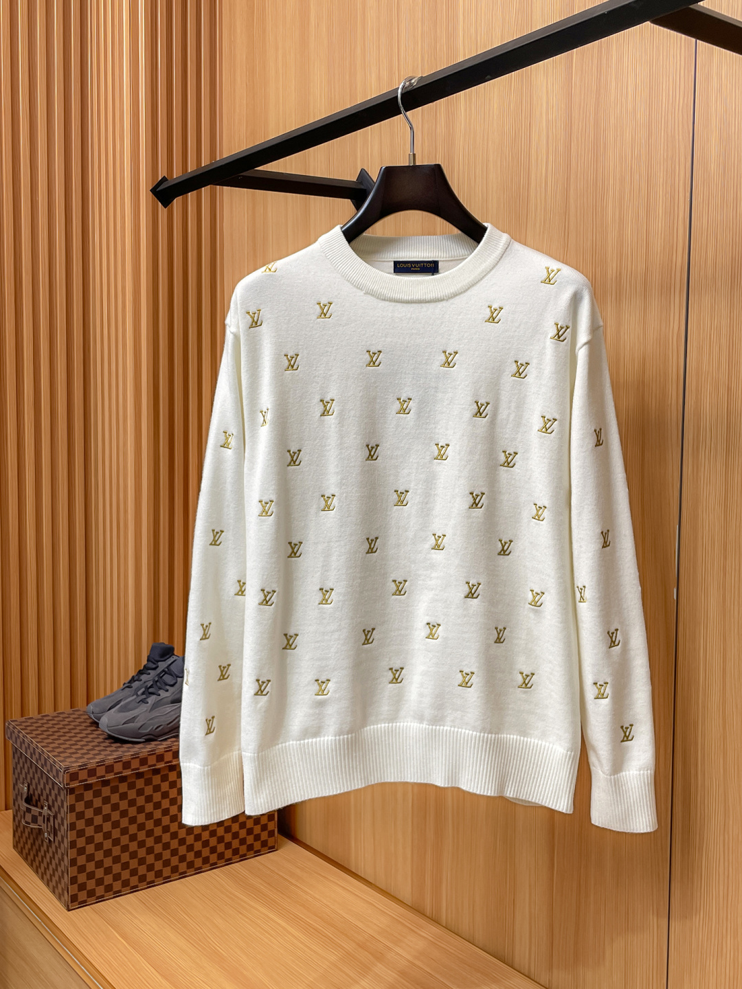 NO:731328,The LV 2025 Autumn and Winter wool blended pullover knitted sweater is very bright and the details highlight the texture. The overall design is fashionable on the upper body and has a modern and fitted tailoring. The collar slightly fits the neck, making the overall upper body more youthful and fashionable. The fabric is made of custom-woven wool blended material. It has the characteristics of easy care. The surface has a wool texture. The upper body is comfortable and warm. It looks high-end and has a good crisp feeling. Size M-3XL, Louis  vuitton,sweaters,19860909年后 LV 2025秋冬 羊毛混纺套头针织毛衣很有亮点细节上凸显质感 整体设计上身时尚而赋予现代气息感合体的剪裁,领口微微贴合颈部,让整体上身更显年轻时尚 ,面料采用客供定织羊毛混纺材质 有着易打理的特点 表面有着羊毛质感 上身舒适保暖 ,显高档的同时 又有很好挺括感 码数M-3XL,,louis vuitton,sweaters,,Men's clothing