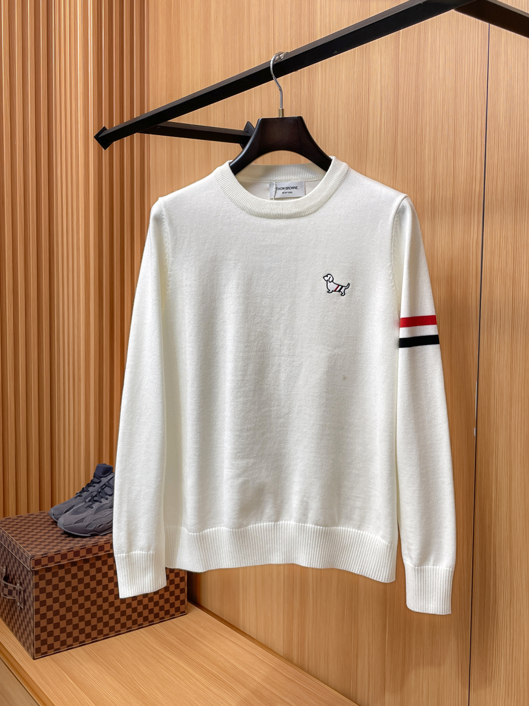 NO:731323,Years later TB 2025 Autumn and Winter Wool blended pullover knitted sweater has highlights and highlights the texture. The overall design of the upper body is fashionable and gives a modern sense of fit. The collar slightly fits the neck, making the overall upper body more youthful and fashionable. The fabric is made of custom-woven wool blended material. It has the characteristics of easy care. It has a wool texture on the surface. The upper body is comfortable and warm. It looks high-end and has a good crisp feeling. Size M-3XL,,sweaters,19860909年后 TB 2025秋冬 羊毛混纺套头针织毛衣很有亮点细节上凸显质感 整体设计上身时尚而赋予现代气息感合体的剪裁,领口微微贴合颈部,让整体上身更显年轻时尚 ,面料采用客供定织羊毛混纺材质 有着易打理的特点 表面有着羊毛质感 上身舒适保暖 ,显高档的同时 又有很好挺括感 码数M-3XL,,sweaters,,Men's clothing