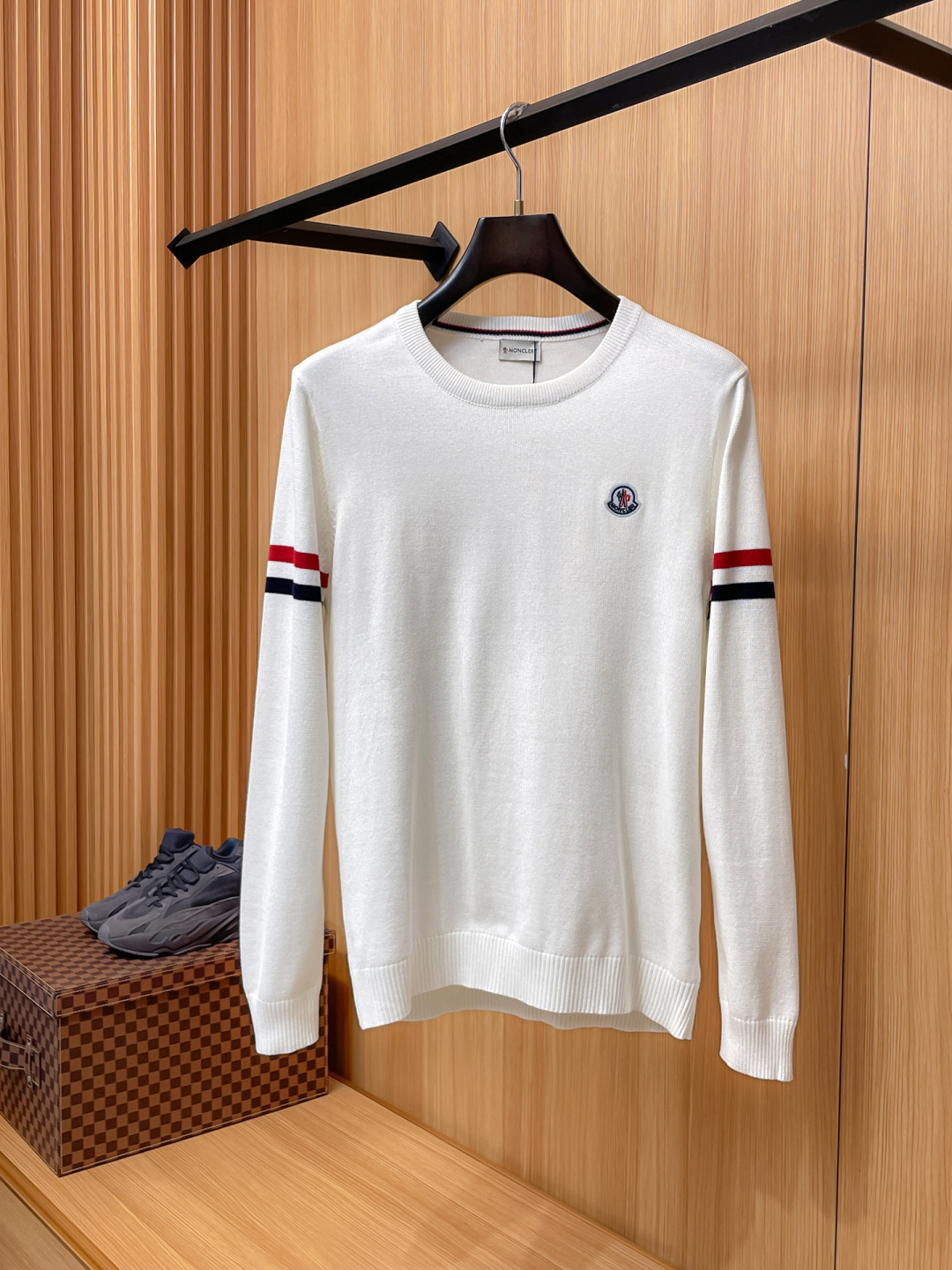 NO:549746,2025 Autumn and Winter 2025 Wool-blend pullover knitted sweater has highlights and details. The overall design is fashionable and gives a modern sense of tailoring. The neckline is slightly fitted to the neck, making the overall upper body look younger and more fashionable. The fabric is made of customer-supplied wool blend material. It has easy to care for. The surface has a wool texture. The upper body is comfortable and warm, which shows high-end and has a very crisp feeling. Number M-3XL, sweaters, alexander wang198609092025秋冬 羊毛混纺套头针织毛衣很有亮点细节上凸显质感 整体设计上身时尚而赋予现代气息感合体的剪裁,领口微微贴合颈部,让整体上身更显年轻时尚 ,面料采用客供定织羊毛混纺材质 有着易打理的特点 表面有着羊毛质感 上身舒适保暖 ,显高档的同时 又有很好挺括感 码数M-3XL,,sweaters,alexander wang,Men's clothing