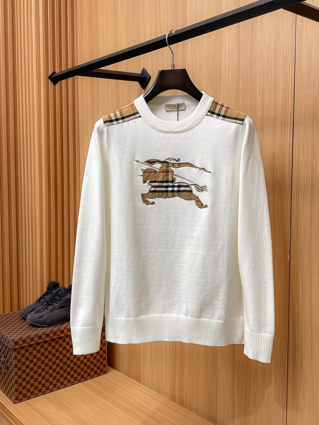 NO:550877,Burberry 2025 Autumn and Winter Wool blended pullover knitted sweater is very bright and the details highlight the texture. The overall design of the upper body is fashionable and gives a modern and fitted tailoring. The collar slightly fits the neck, making the overall upper body more youthful and fashionable. The fabric is made of custom-woven wool blended material. It has the characteristics of easy care. The surface has a wool texture. The upper body is comfortable and warm. It looks high-end and has a good crisp feeling at the same time.  Size M-3XL,,burberry,sweaters,alexander wang19860909巴宝莉 2025秋冬 羊毛混纺套头针织毛衣很有亮点细节上凸显质感 整体设计上身时尚而赋予现代气息感合体的剪裁,领口微微贴合颈部,让整体上身更显年轻时尚 ,面料采用客供定织羊毛混纺材质 有着易打理的特点 表面有着羊毛质感 上身舒适保暖 ,显高档的同时 又有很好挺括感 码数M-3XL,,burberry,sweaters,alexander wang,Men's clothing