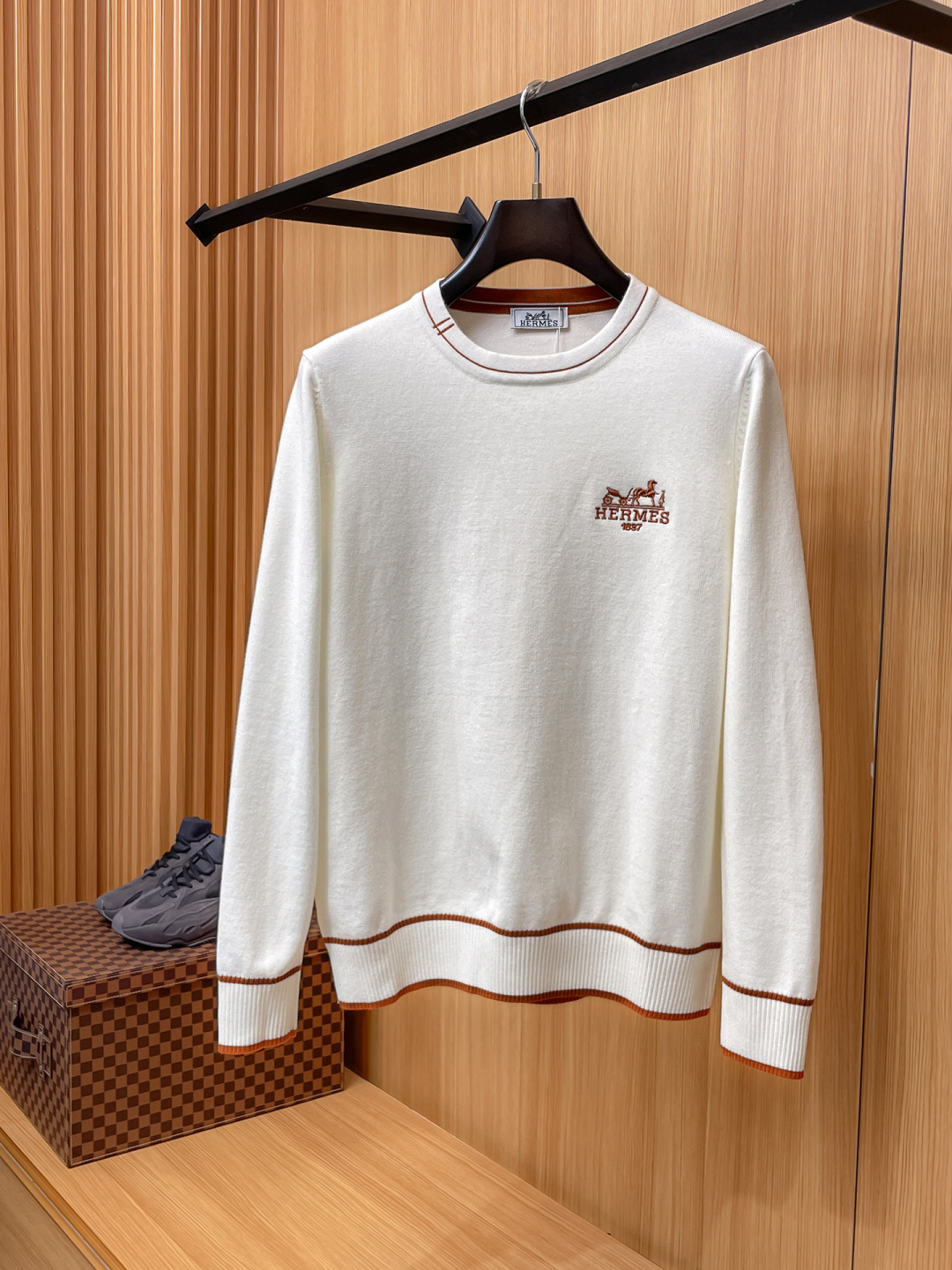 NO:550883,Hermès 2025 Autumn and Winter Wool blended pullover knitted sweater is very bright, and the details highlight the texture. The overall design of the upper body is fashionable and has a modern and fitted tailoring. The collar slightly fits the neck, making the overall upper body more youthful and fashionable. The fabric is made of custom-woven wool blended material. It has the characteristics of easy care. The surface has a wool texture. The upper body is comfortable and warm. It looks high-end and has a good crisp feeling at the same time.  Size M-3XL,,hermes,sweaters,alexander wang19860909爱马仕 2025秋冬 羊毛混纺套头针织毛衣很有亮点细节上凸显质感 整体设计上身时尚而赋予现代气息感合体的剪裁,领口微微贴合颈部,让整体上身更显年轻时尚 ,面料采用客供定织羊毛混纺材质 有着易打理的特点 表面有着羊毛质感 上身舒适保暖 ,显高档的同时 又有很好挺括感 码数M-3XL,,hermes,sweaters,alexander wang,Men's clothing