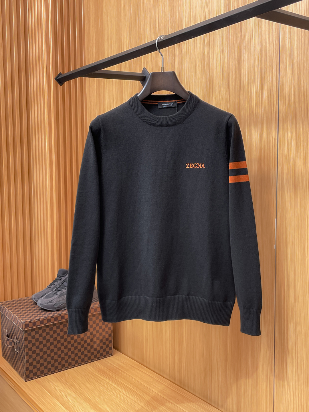 NO:549738,Jenia 2025 Autumn and Winter 2025 Wool-blend pullover knitted sweater has highlights and details. The overall design is fashionable and gives a modern sense of tailoring. The neckline is slightly fitted to the neck, making the overall upper body look younger and more fashionable. The fabric is made of customer-supplied wool blend material. It has easy to care for. The surface has a wool texture. The upper body is comfortable and warm, which shows high-end and has a very crisp feeling. Number M-3XL, zegna, sweaters, alexander wang19860909杰尼亚 2025秋冬 羊毛混纺套头针织毛衣很有亮点细节上凸显质感 整体设计上身时尚而赋予现代气息感合体的剪裁,领口微微贴合颈部,让整体上身更显年轻时尚 ,面料采用客供定织羊毛混纺材质 有着易打理的特点 表面有着羊毛质感 上身舒适保暖 ,显高档的同时 又有很好挺括感 码数M-3XL,,zegna,sweaters,alexander wang,Men's clothing