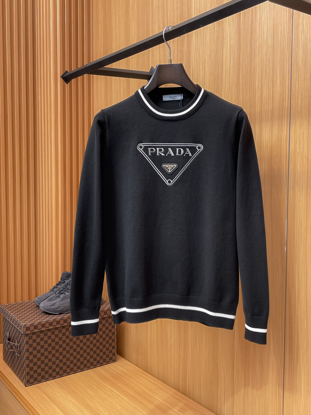 NO:549742,Prada 2025 Autumn and Winter 2025 Wool-blend pullover knitted sweater has highlights and details. The overall design is fashionable and gives a modern sense of tailoring. The neckline is slightly fitted to the neck, making the overall upper body look younger and more fashionable. The fabric is made of customer-supplied wool blend material. It has easy to care for. The surface has a wool texture. The upper body is comfortable and warm, which shows high-end and has a very crisp feeling. Number M-3XL, prada, sweaters, alexander wang19860909普拉达 2025秋冬 羊毛混纺套头针织毛衣很有亮点细节上凸显质感 整体设计上身时尚而赋予现代气息感合体的剪裁,领口微微贴合颈部,让整体上身更显年轻时尚 ,面料采用客供定织羊毛混纺材质 有着易打理的特点 表面有着羊毛质感 上身舒适保暖 ,显高档的同时 又有很好挺括感 码数M-3XL,,prada,sweaters,alexander wang,Men's clothing