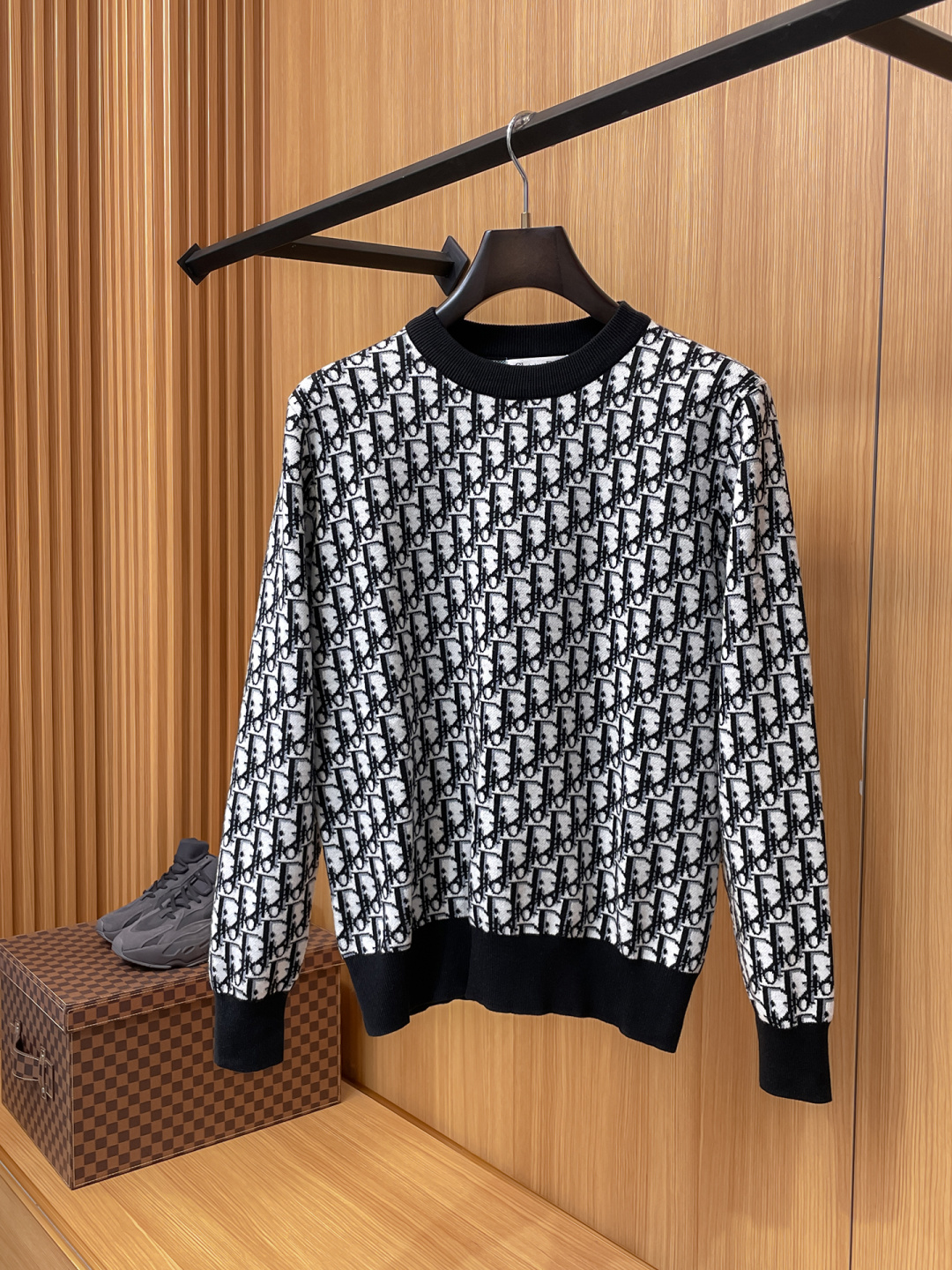 NO:731333,Years later, Dior's 2025 autumn and winter wool blended pullover knitted sweater is very bright, and the details highlight the texture. The overall design of the upper body is fashionable and gives a modern and fitted tailoring. The neckline slightly fits the neck, making the overall upper body more youthful and fashionable. The fabric is made of custom-woven wool blended material, which is easy to care for. The surface has a wool texture. The upper body is comfortable and warm. It looks high-end and has a good crisp feeling at the same time.  Size M-3XL,,dior,sweaters,19860909年后 迪奥 2025秋冬 羊毛混纺套头针织毛衣很有亮点细节上凸显质感 整体设计上身时尚而赋予现代气息感合体的剪裁,领口微微贴合颈部,让整体上身更显年轻时尚 ,面料采用客供定织羊毛混纺材质 有着易打理的特点 表面有着羊毛质感 上身舒适保暖 ,显高档的同时 又有很好挺括感 码数M-3XL,,dior,sweaters,,Men's clothing